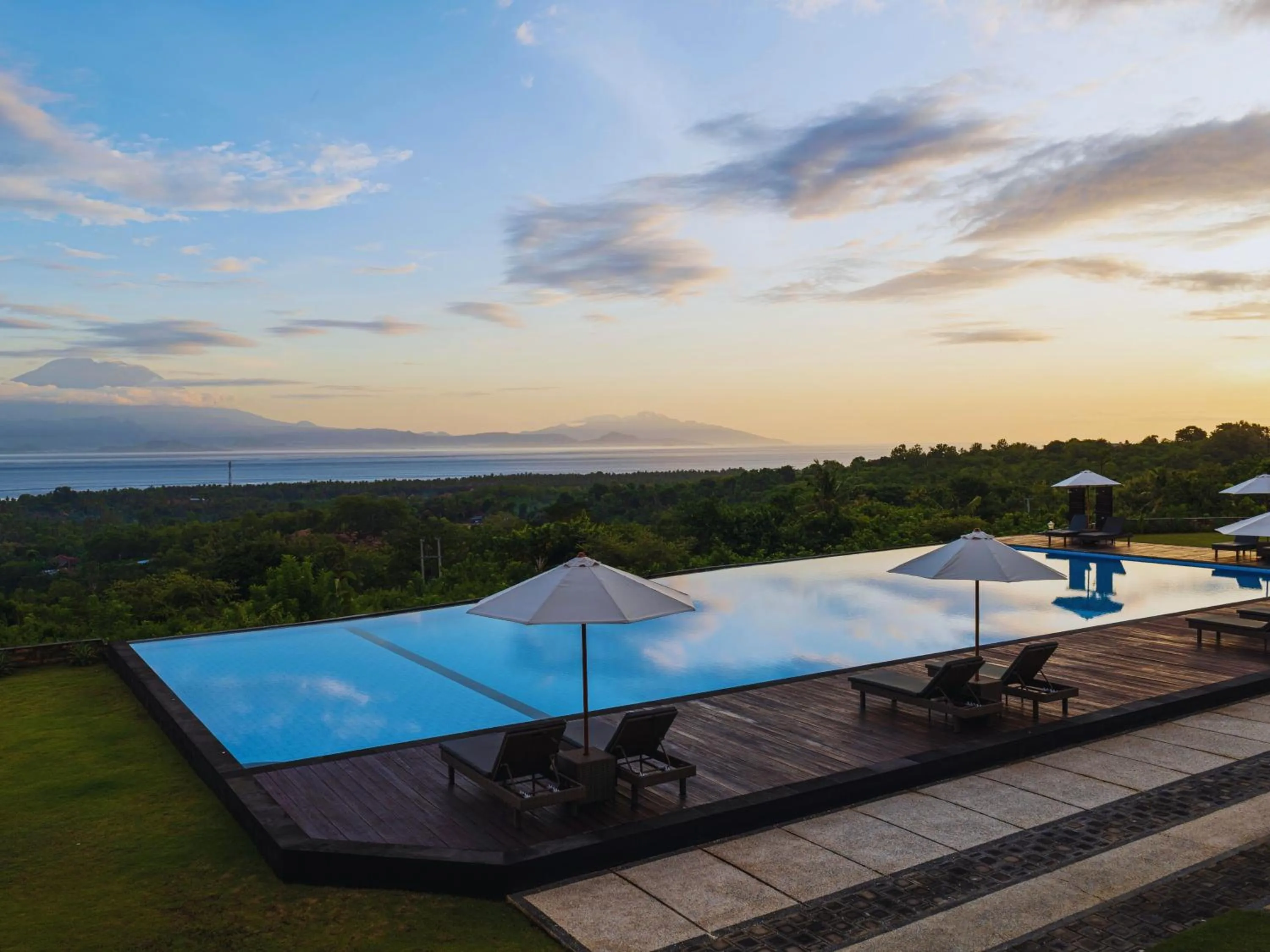 Swimming pool in Semabu Hills Hotel Nusa Penida