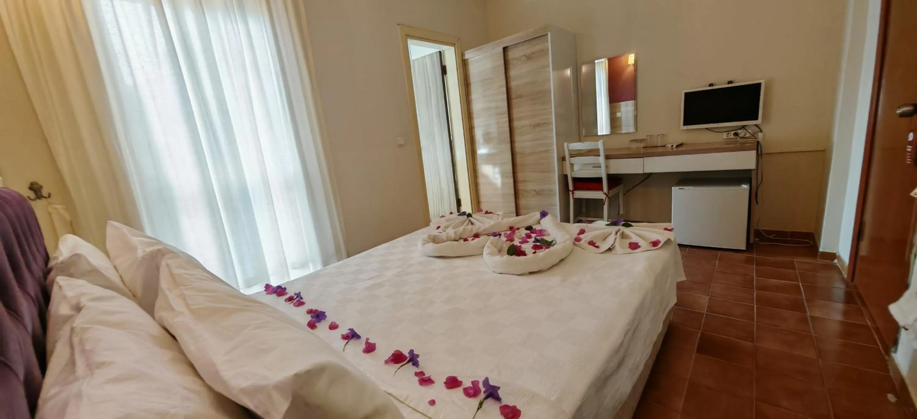 TV and multimedia, Bed in Konak Su Hotel