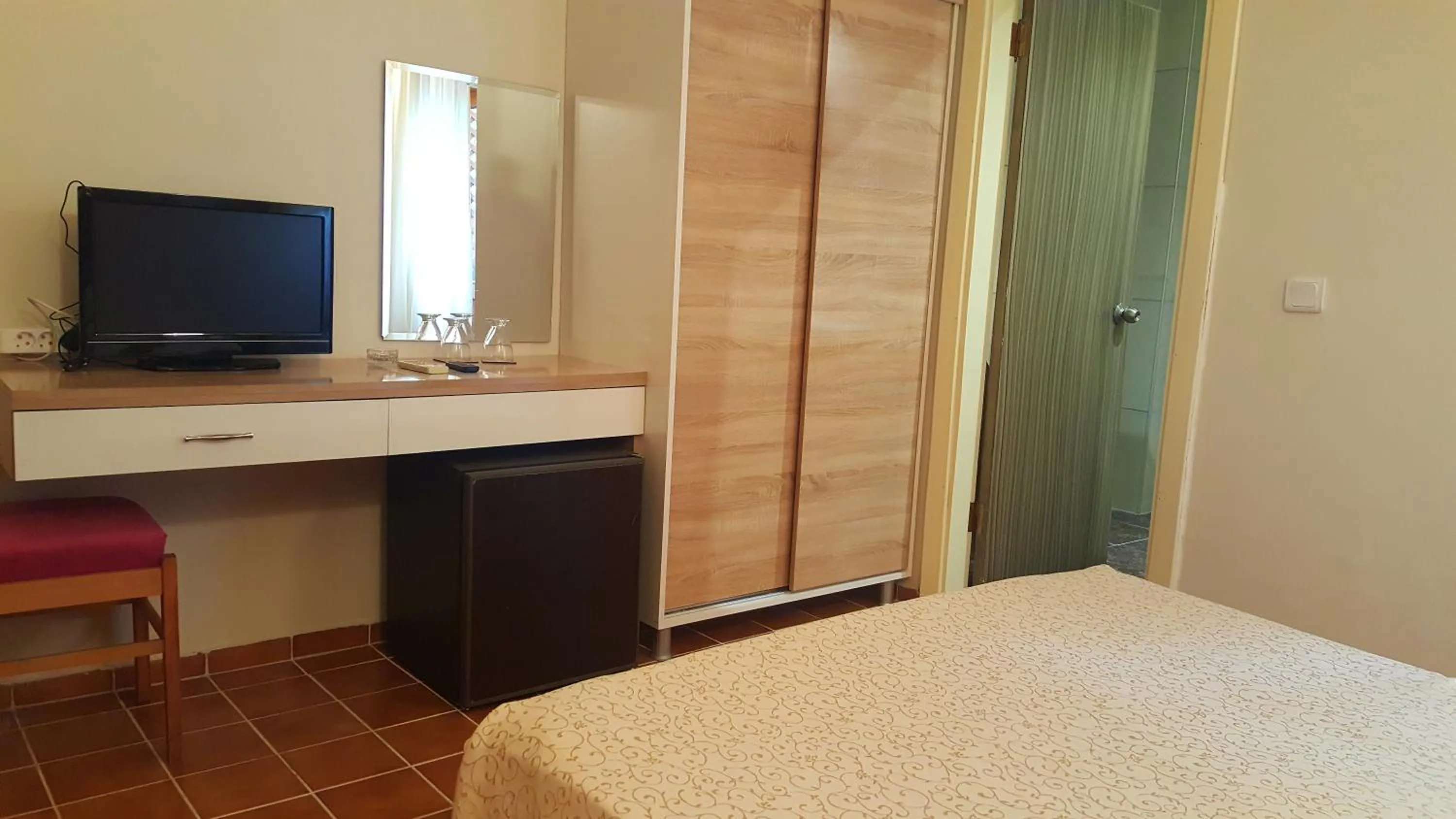 Kitchen or kitchenette, Bed in Konak Su Hotel