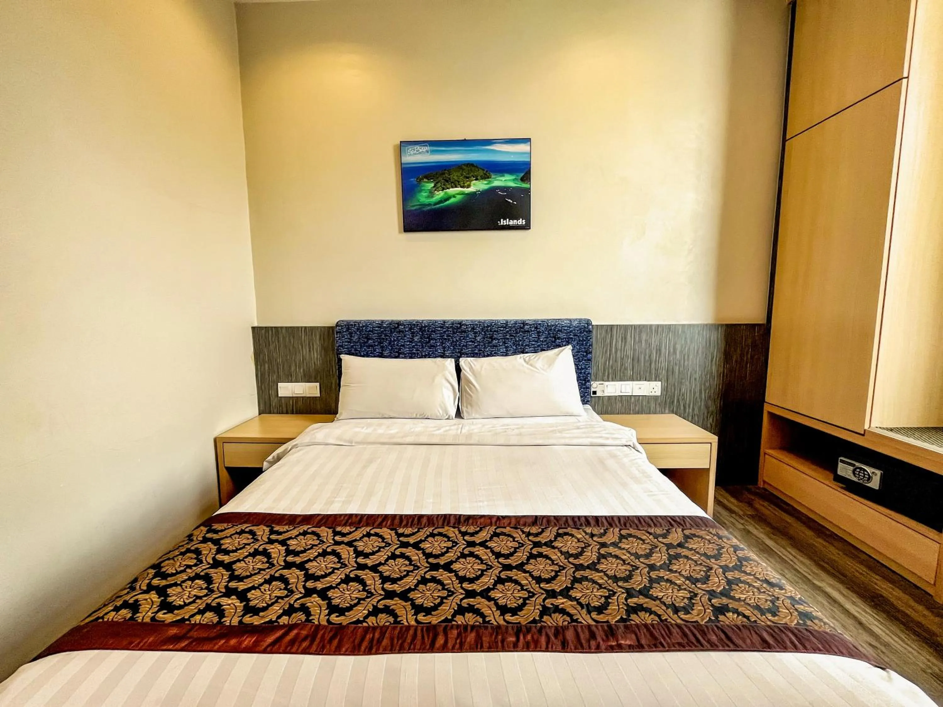 Bed in Courtyard Hotel 1Borneo