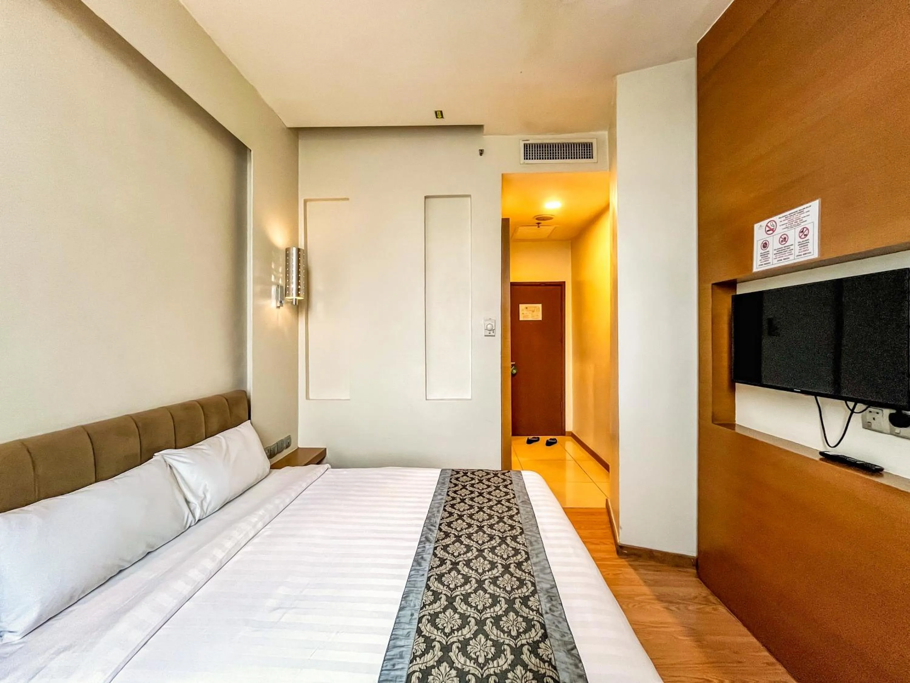 Bedroom, Bed in Courtyard Hotel 1Borneo