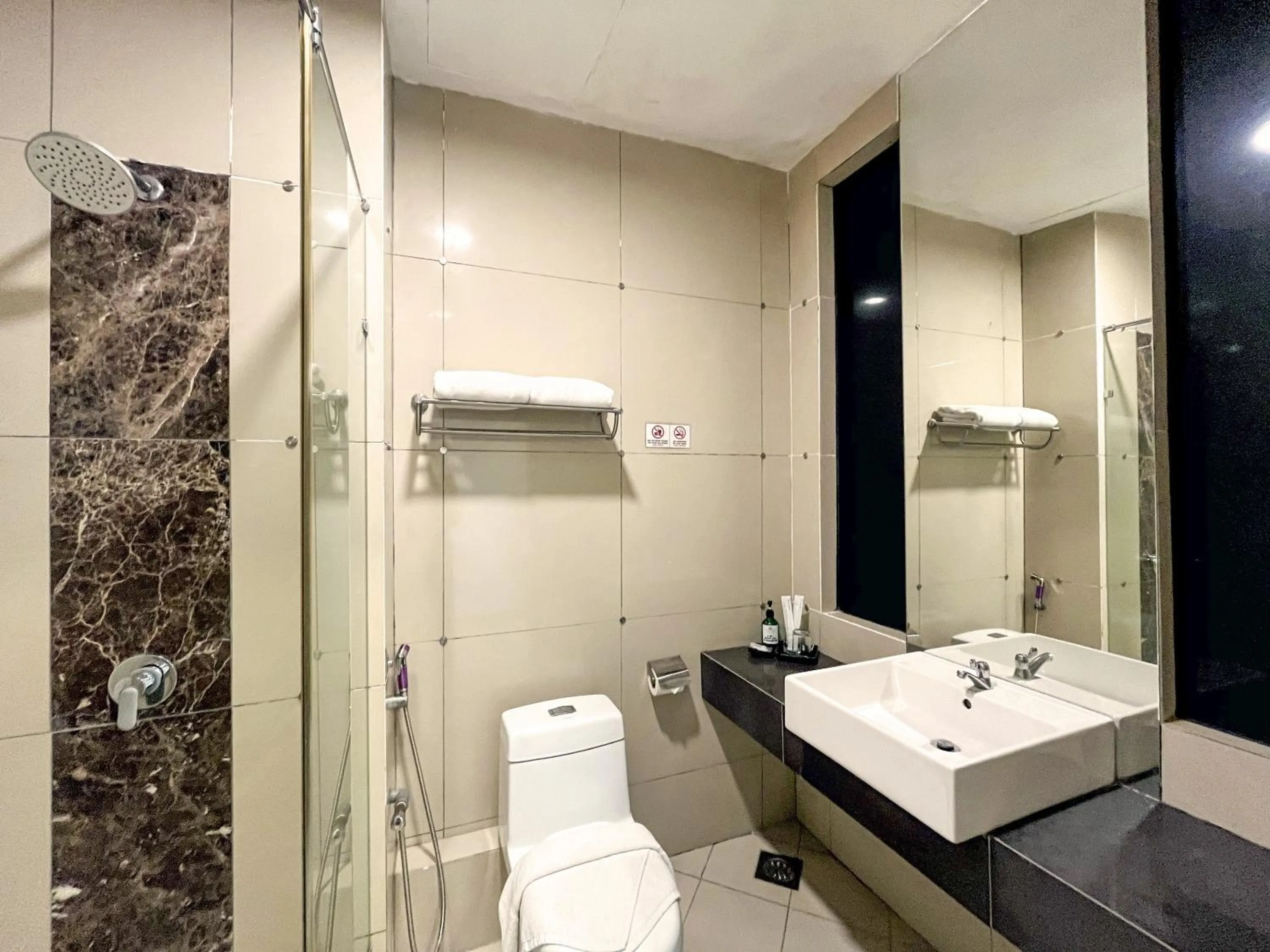 Shower in Courtyard Hotel 1Borneo