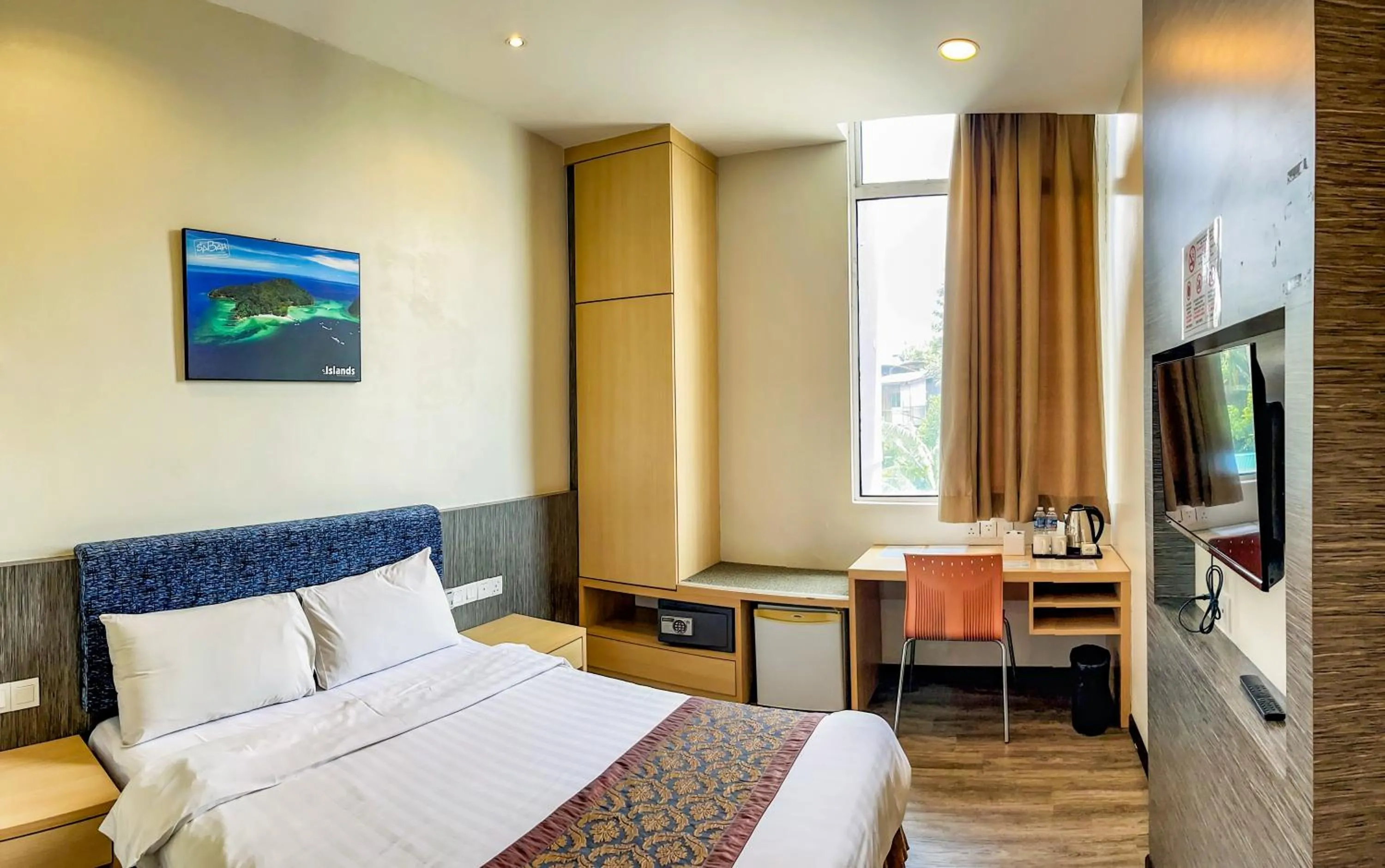 Bed in Courtyard Hotel 1Borneo