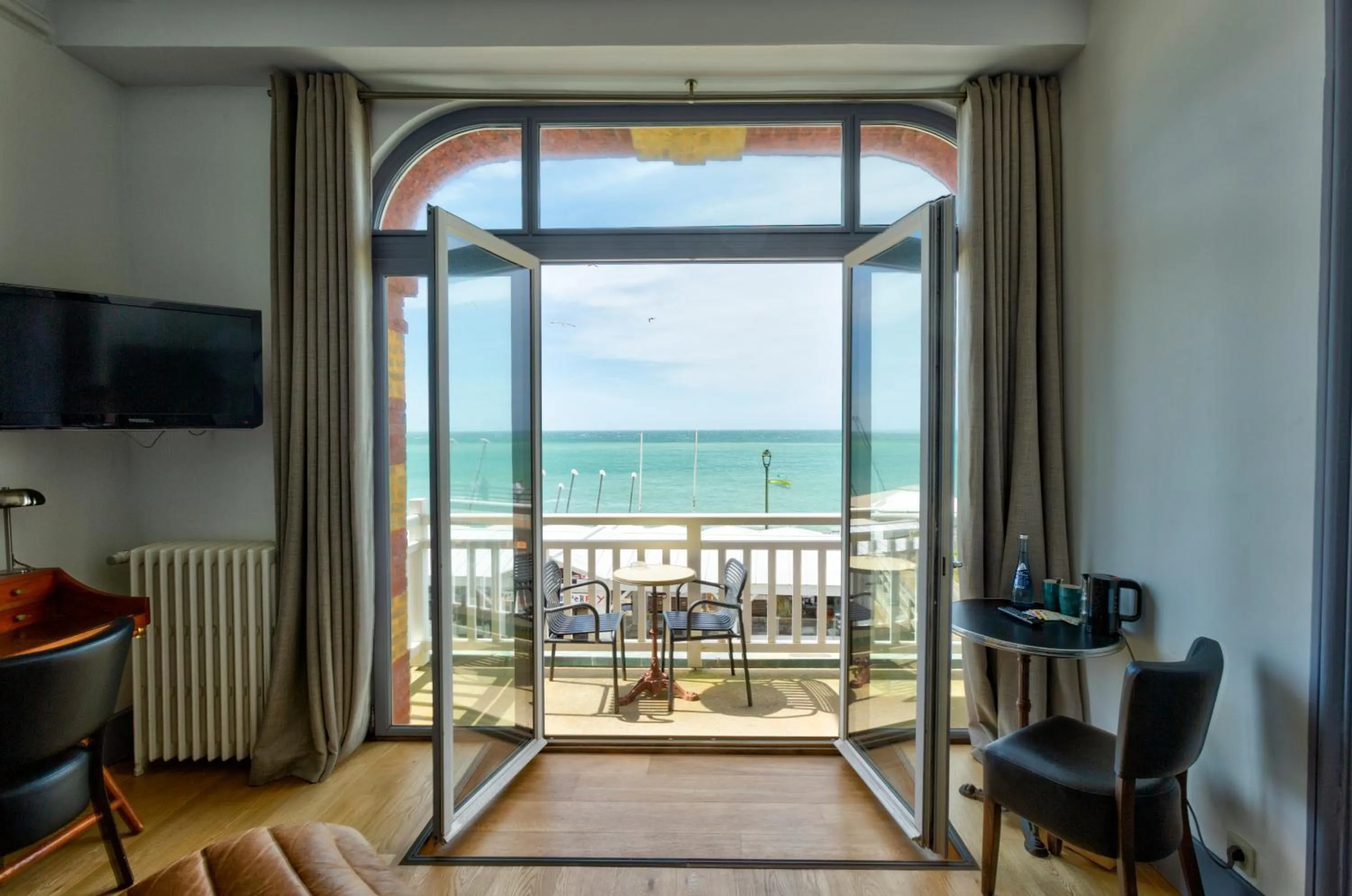 Bedroom in Hotel Le Rayon Vert