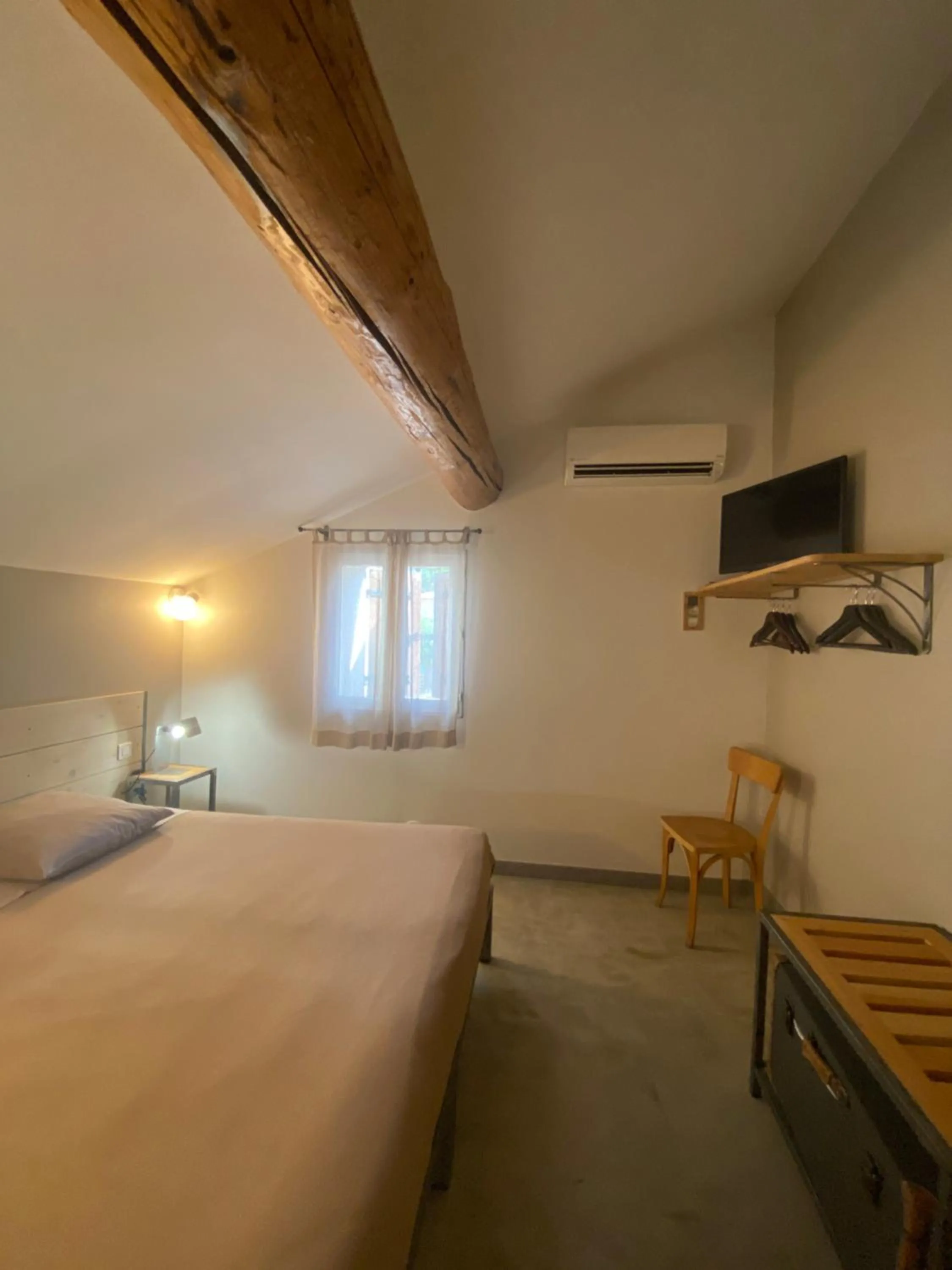 Photo of the whole room, Bed in L'atelier B&B