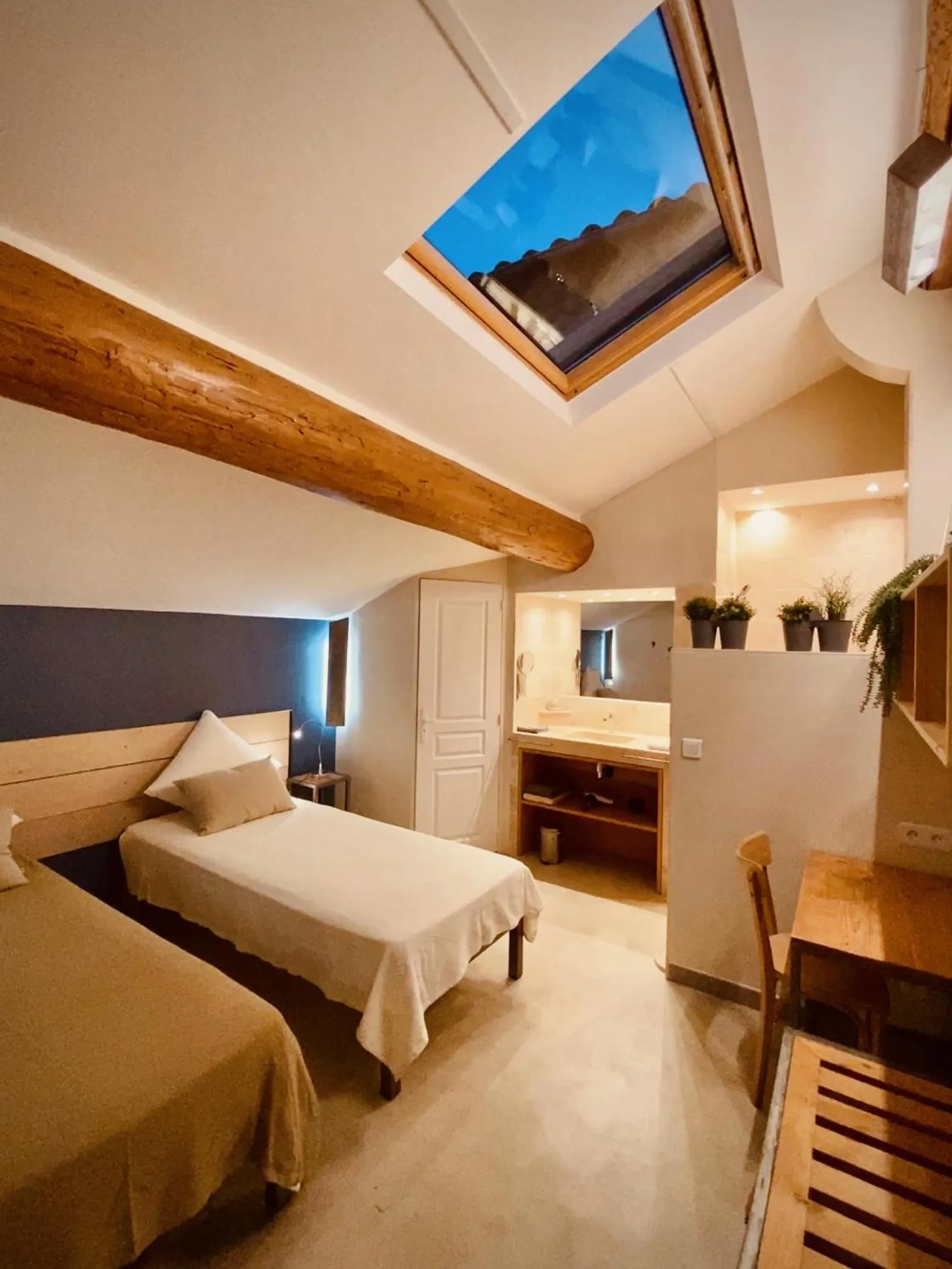 Photo of the whole room, Bed in L'atelier B&B