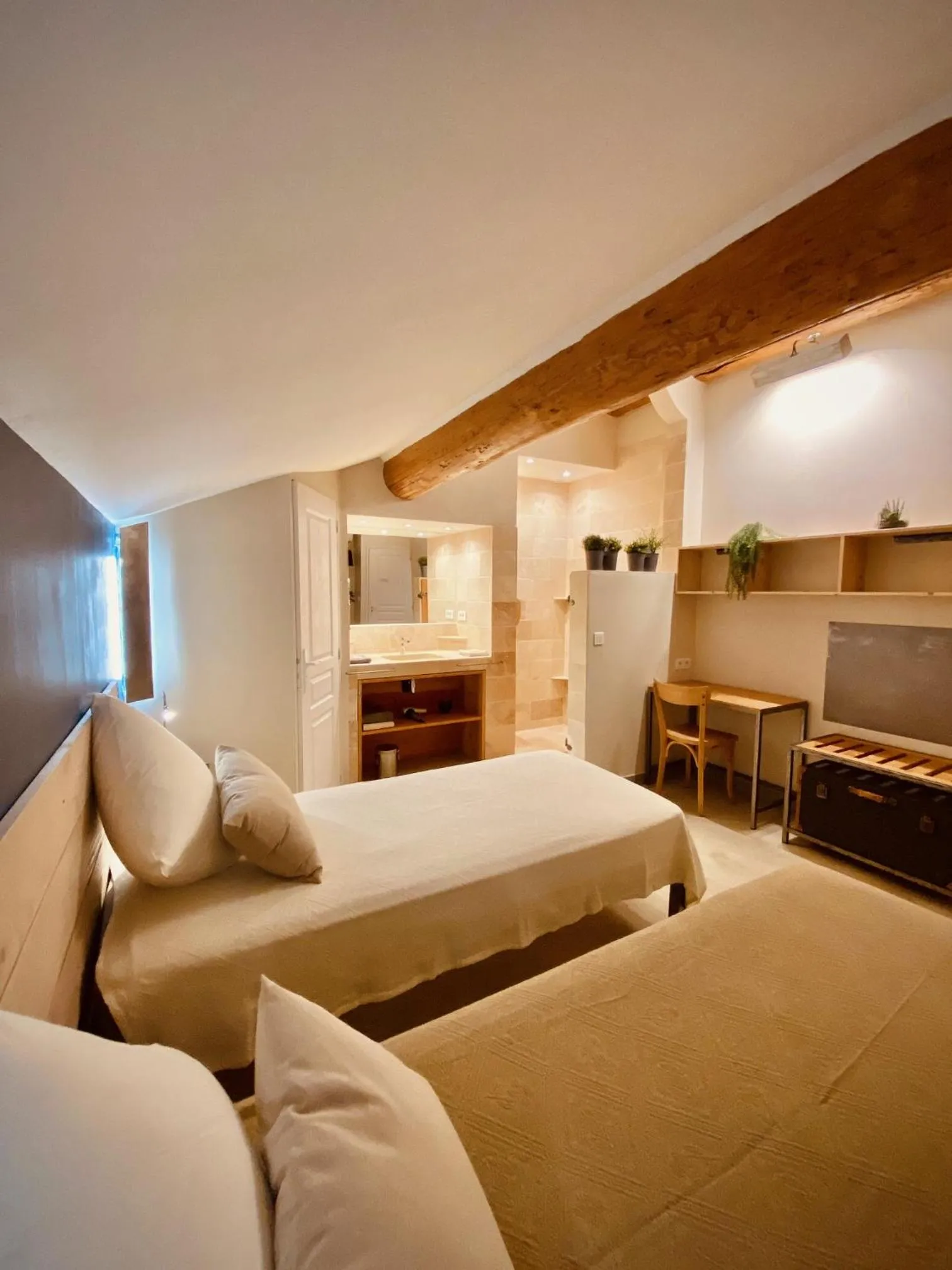 Photo of the whole room, Bed in L'atelier B&B