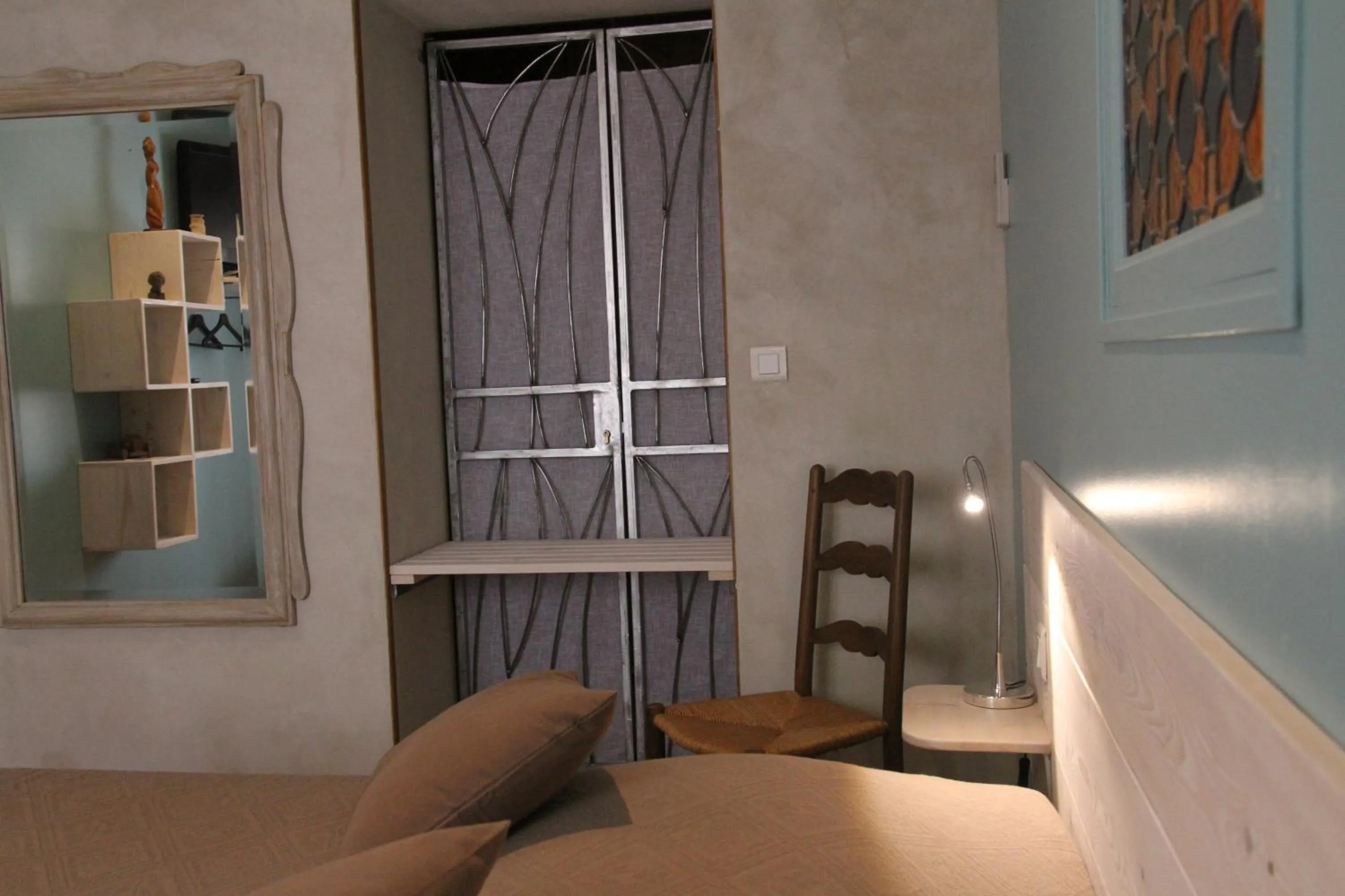 Seating area, Bed in L'atelier B&B