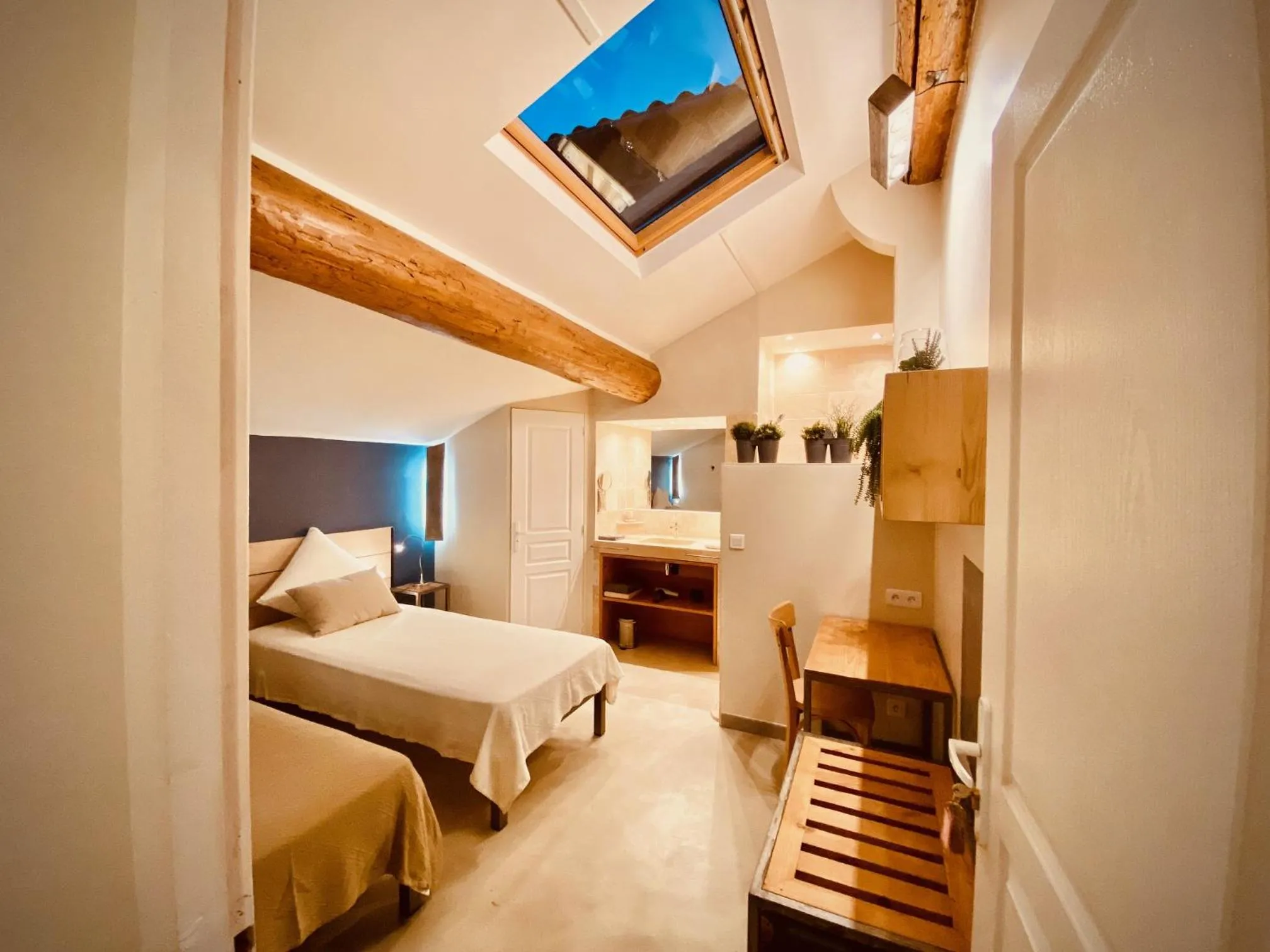 Photo of the whole room, Bed in L'atelier B&B