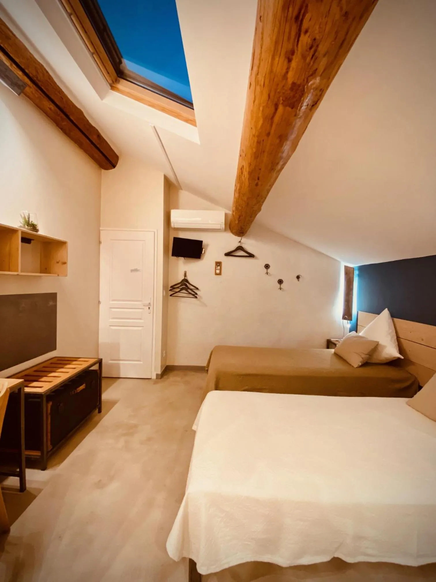 Photo of the whole room, Bed in L'atelier B&B