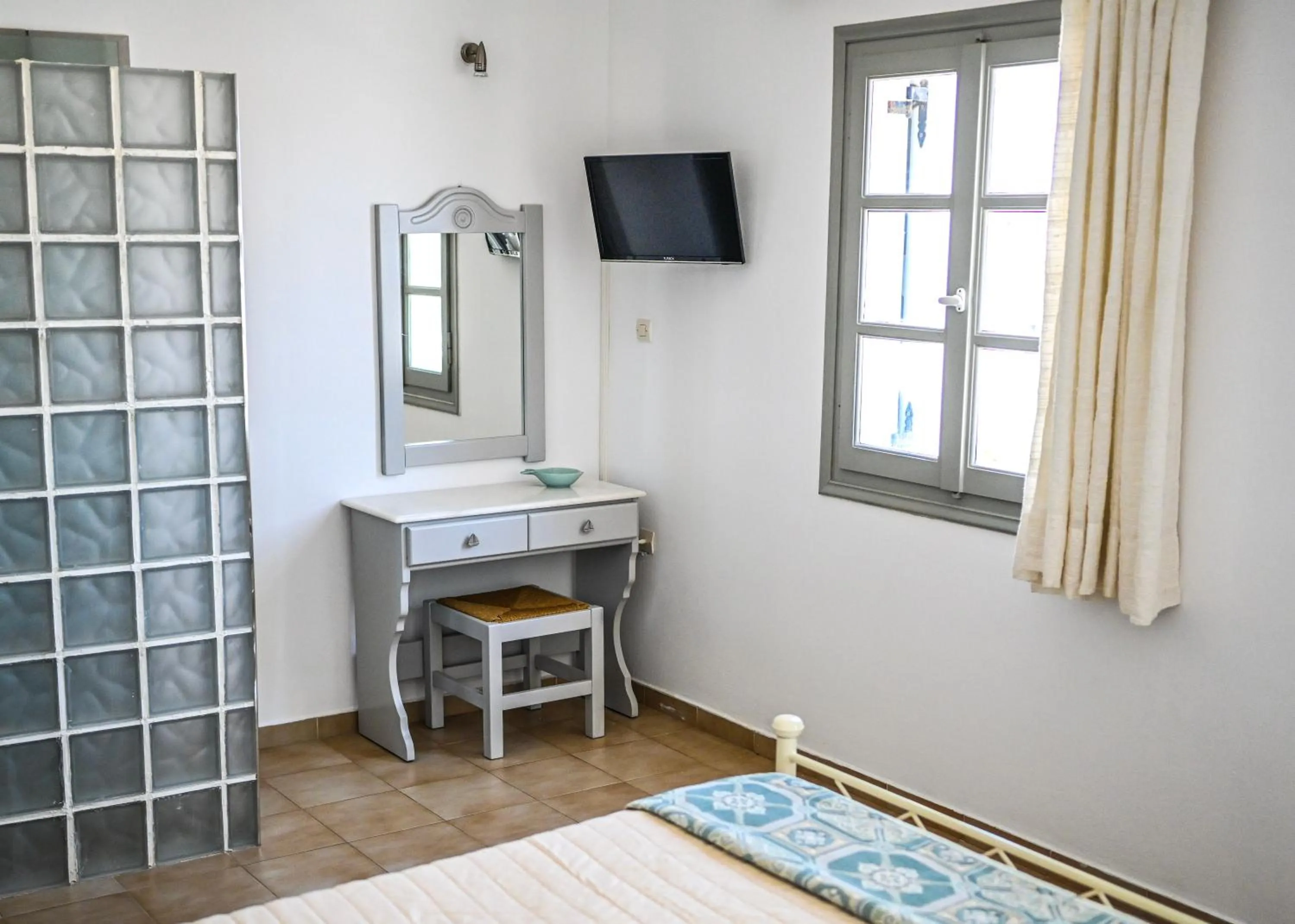 Shower in Summer Shades Hotel - ex Arkoulis