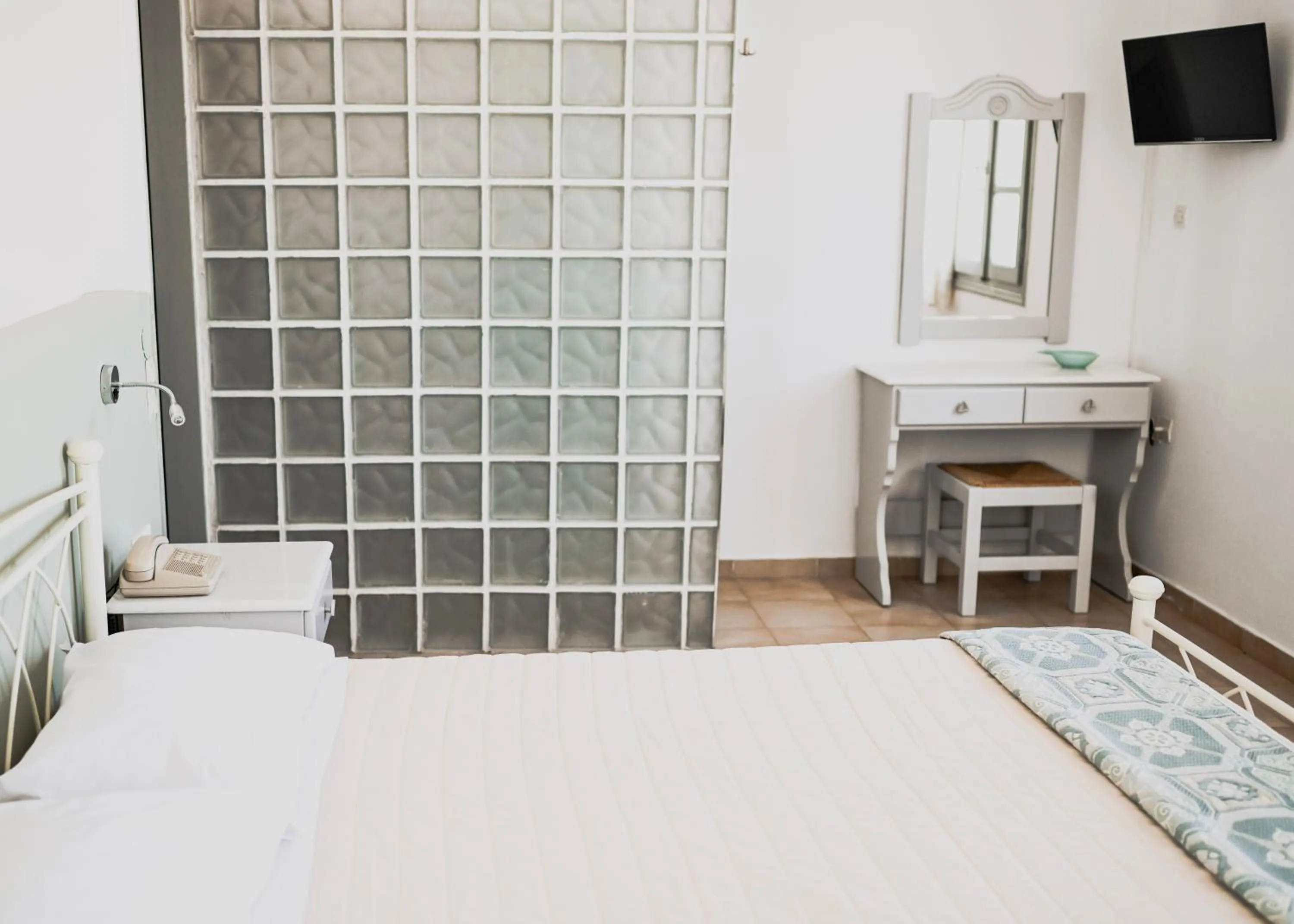 Shower, Bed in Summer Shades Hotel - ex Arkoulis