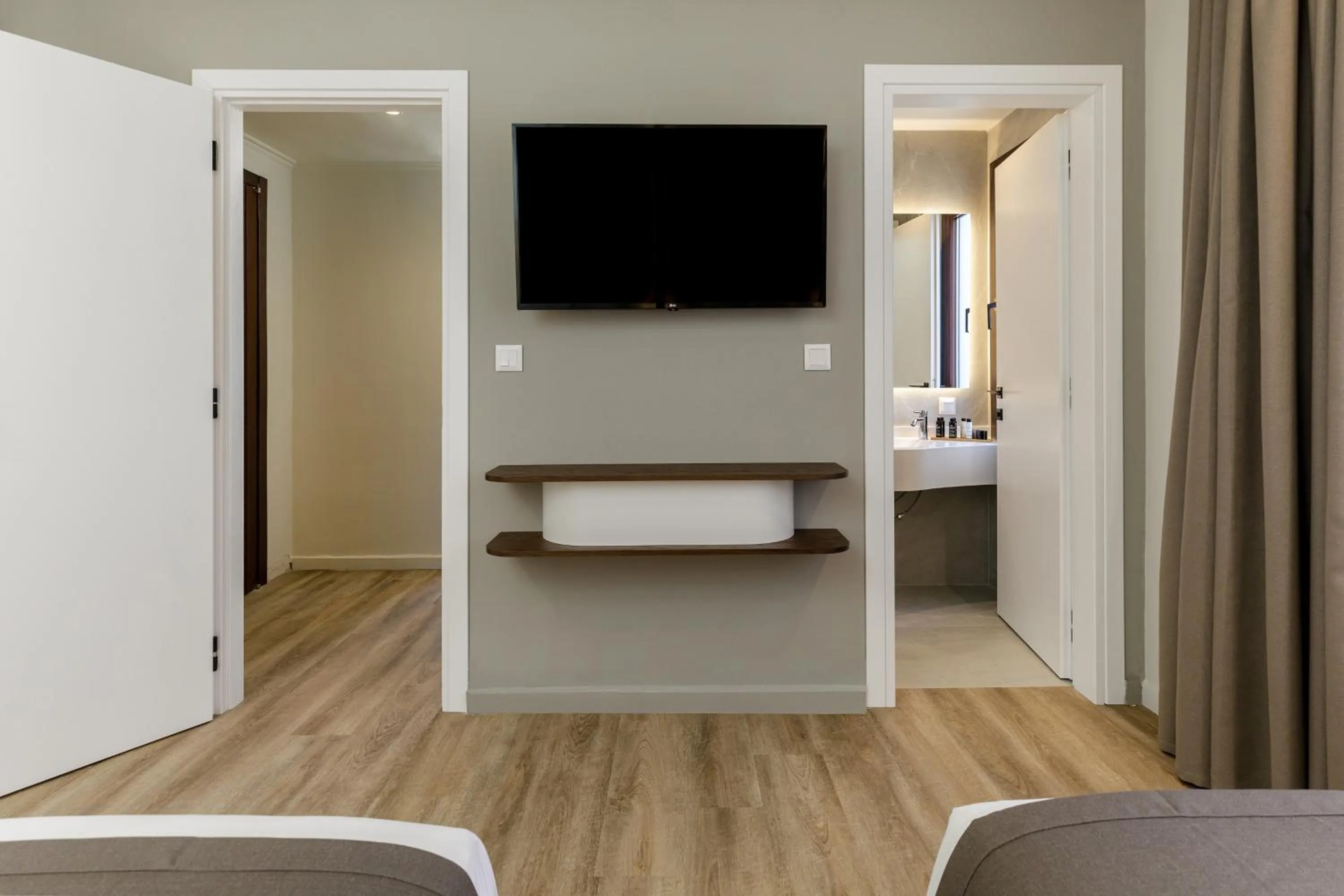 Communal lounge/ TV room, Bed in Diverso Platamon, Luxury Hotel & Suites