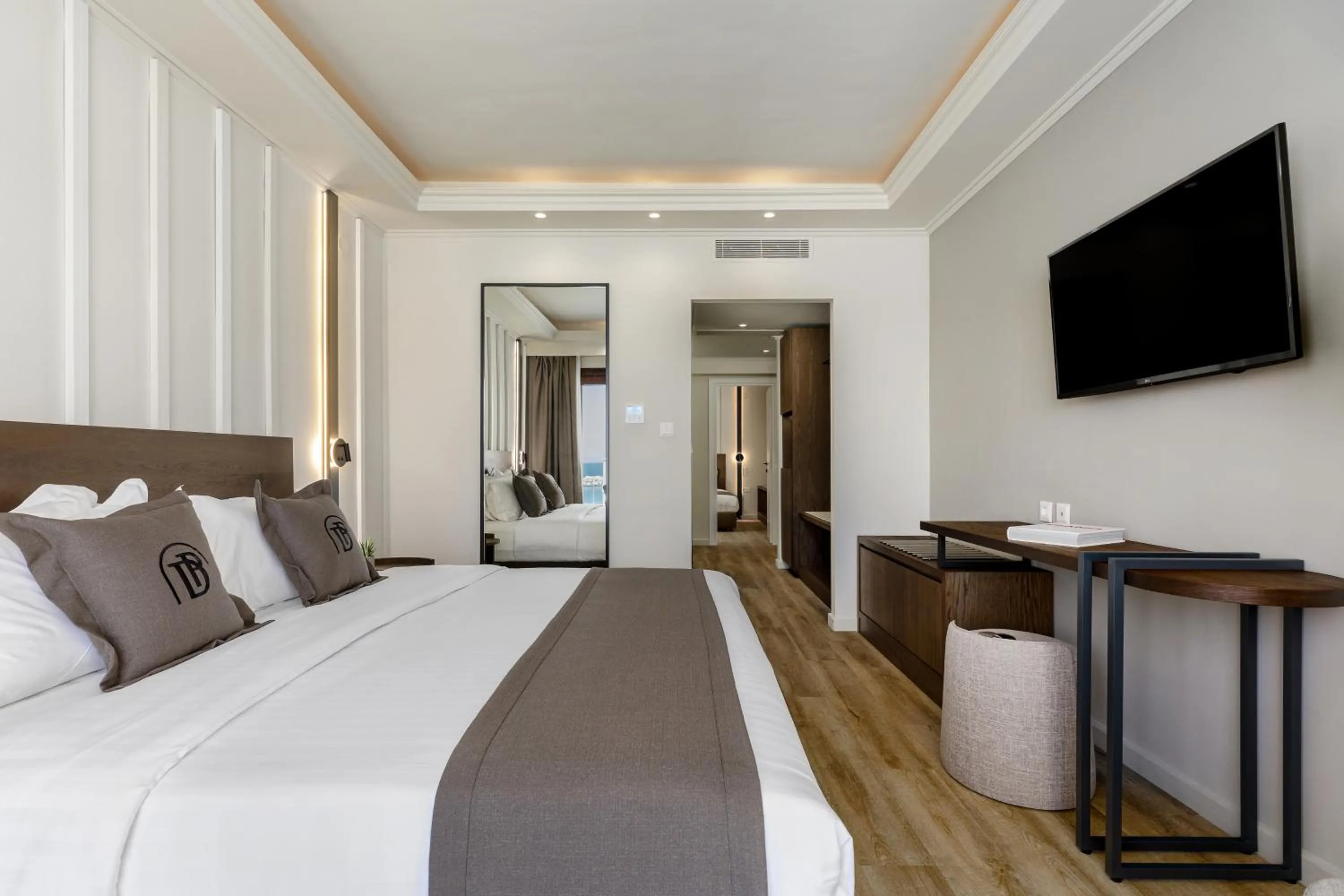 TV and multimedia, Bed in Diverso Platamon, Luxury Hotel & Suites