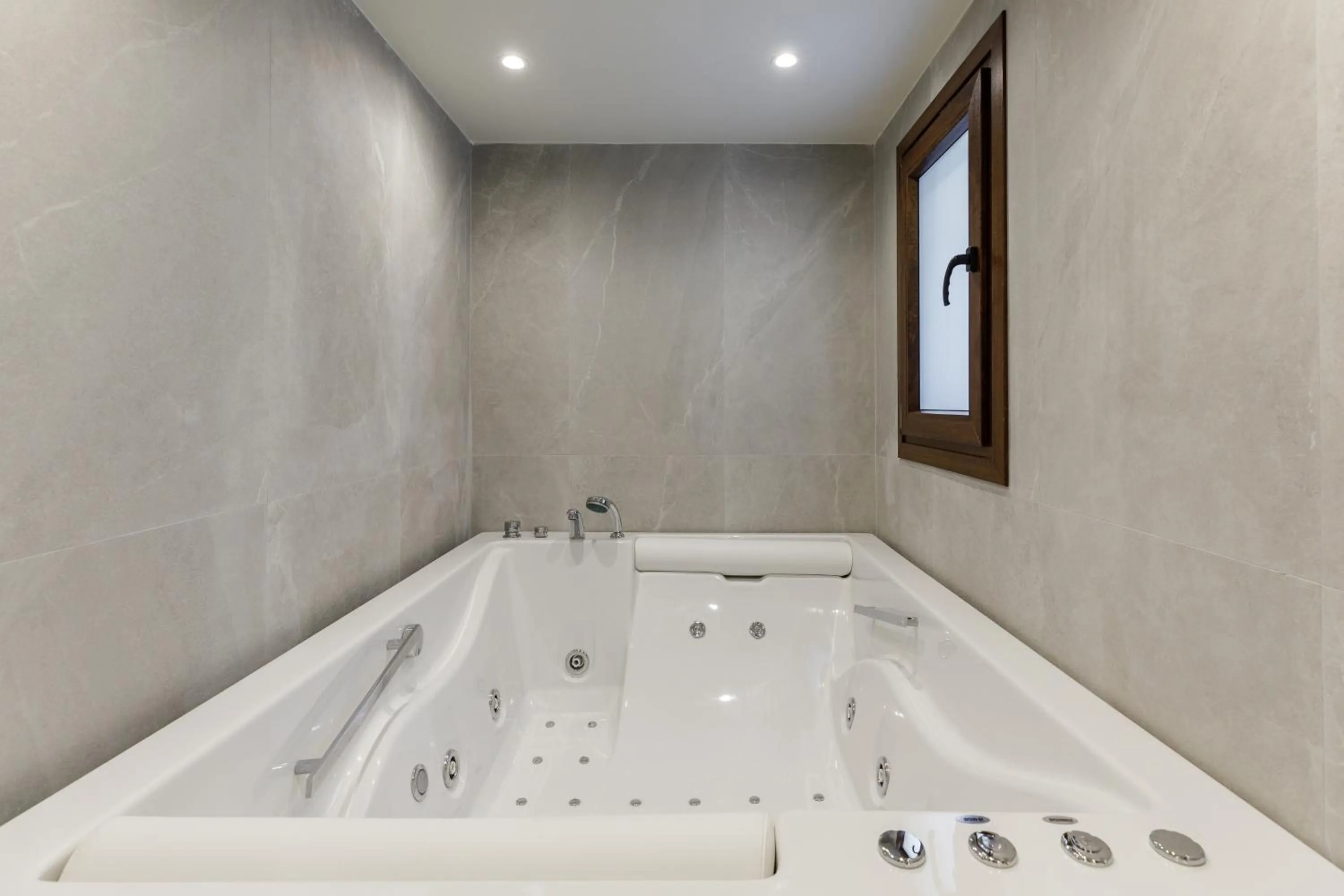 Hot Tub in Diverso Platamon, Luxury Hotel & Suites