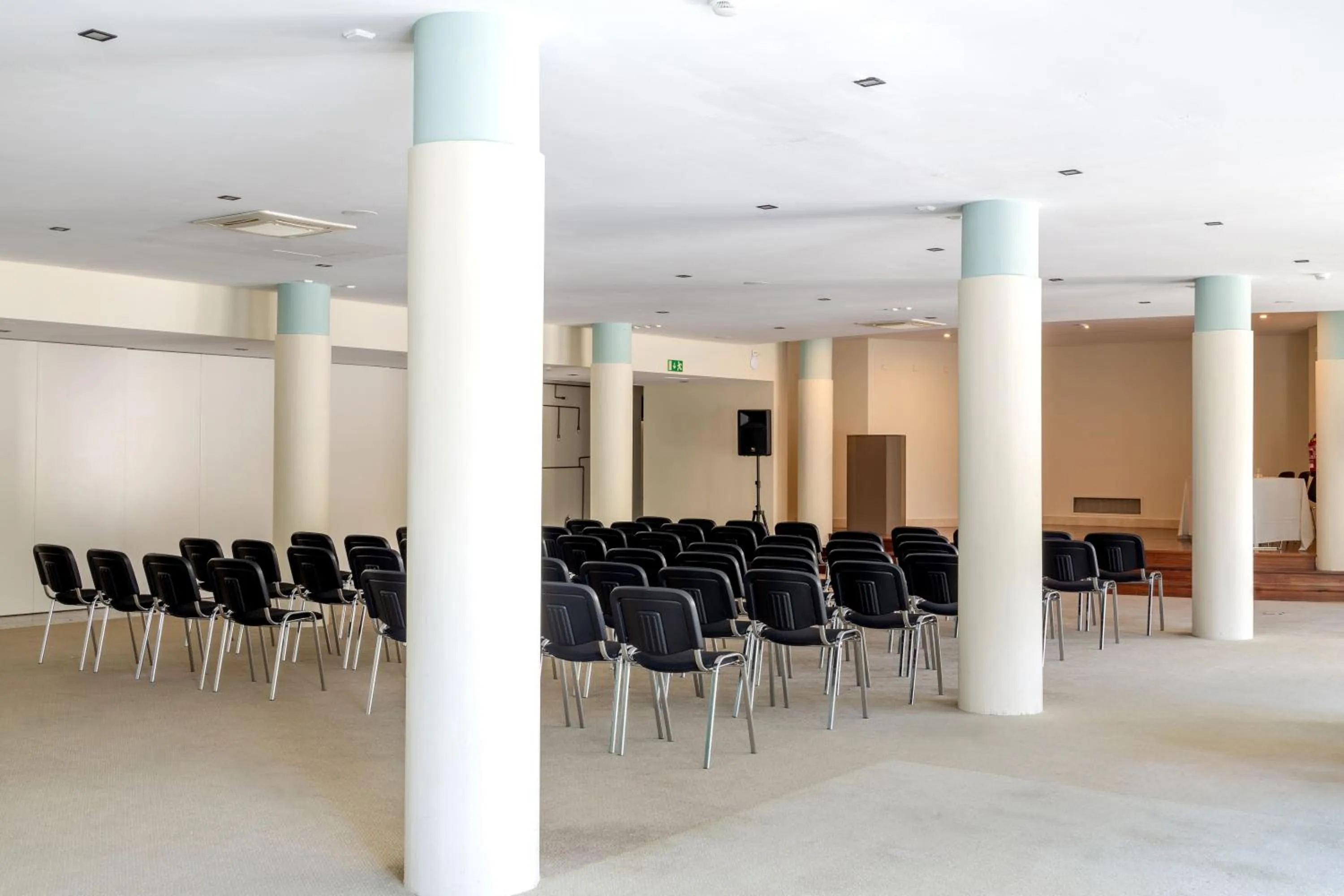 Meeting/conference room in Hotel Porta do Sol Conference & SPA