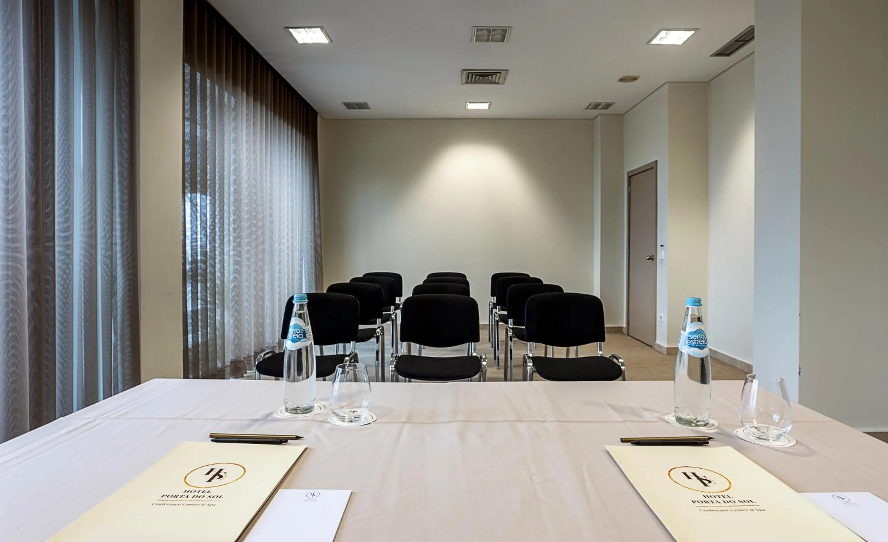 Meeting/conference room in Hotel Porta do Sol Conference & SPA