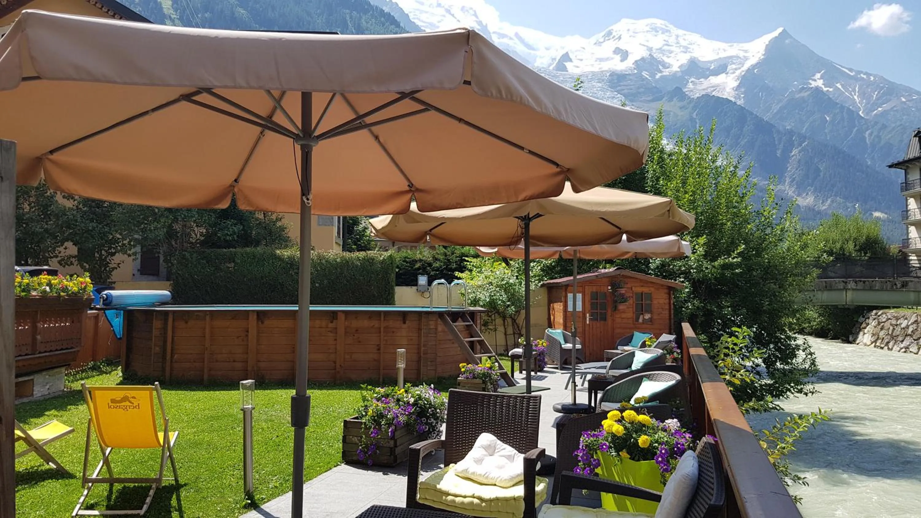 Garden in Les Gourmets - Chalet Hotel