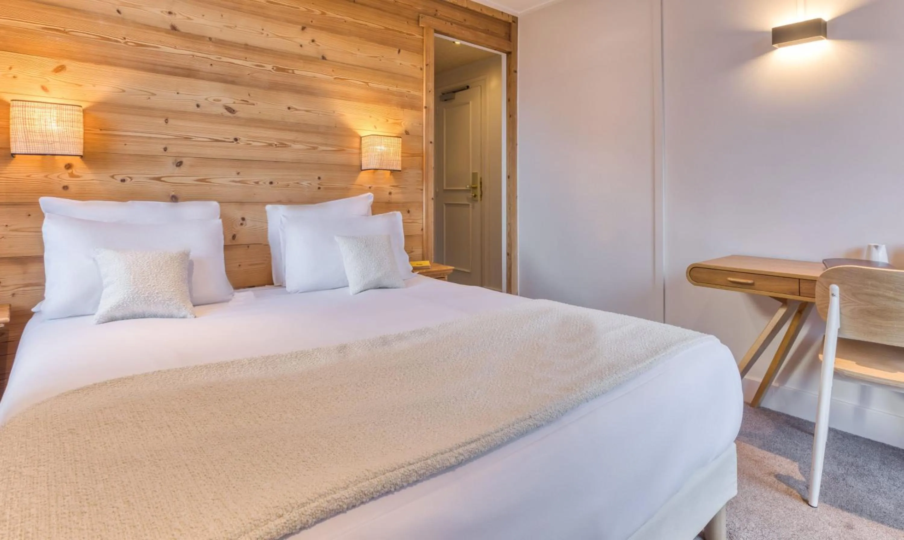 Bed in Les Gourmets - Chalet Hotel