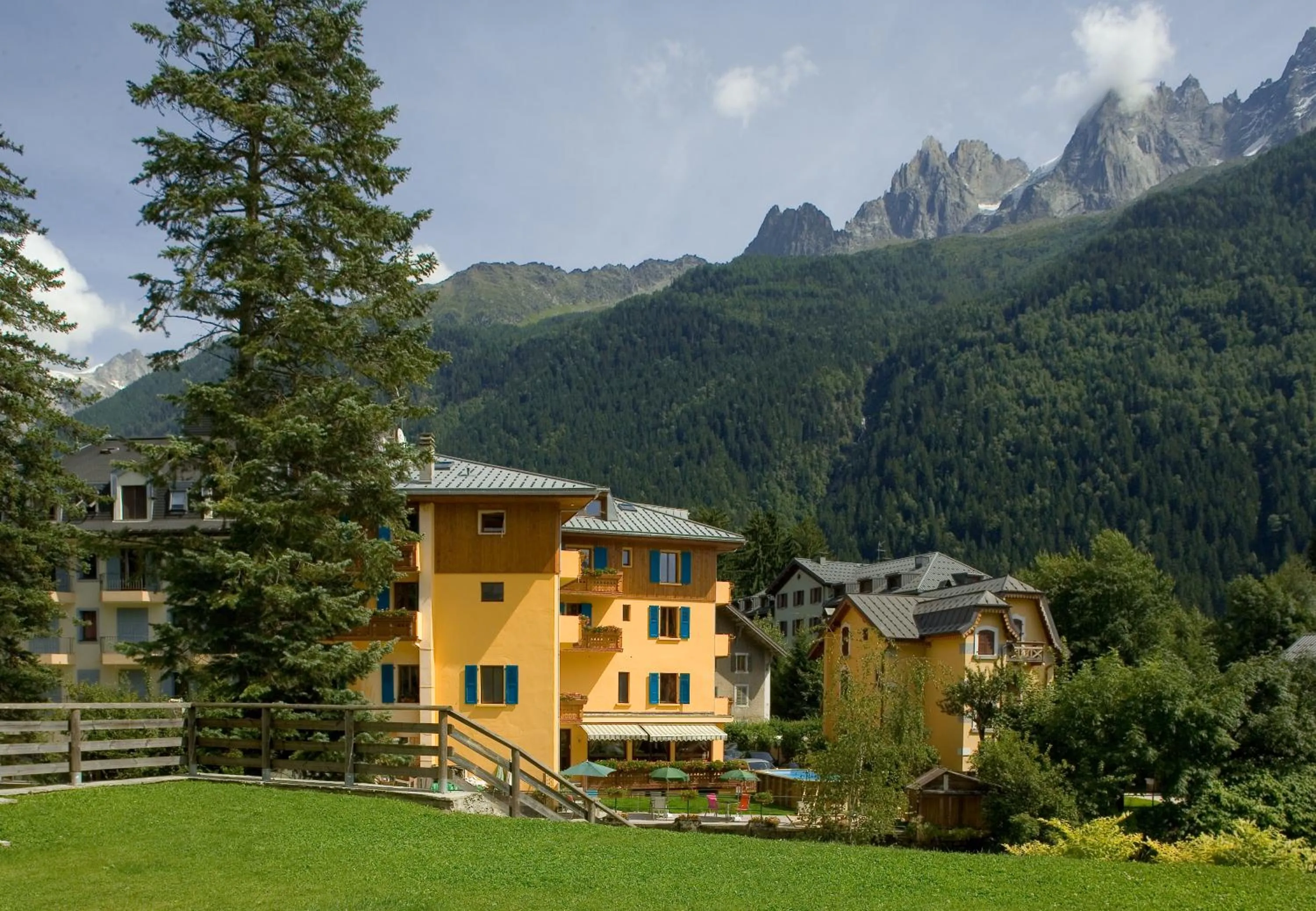 Property building in Les Gourmets - Chalet Hotel