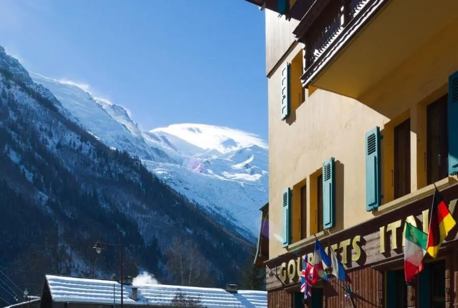 Property building in Les Gourmets - Chalet Hotel