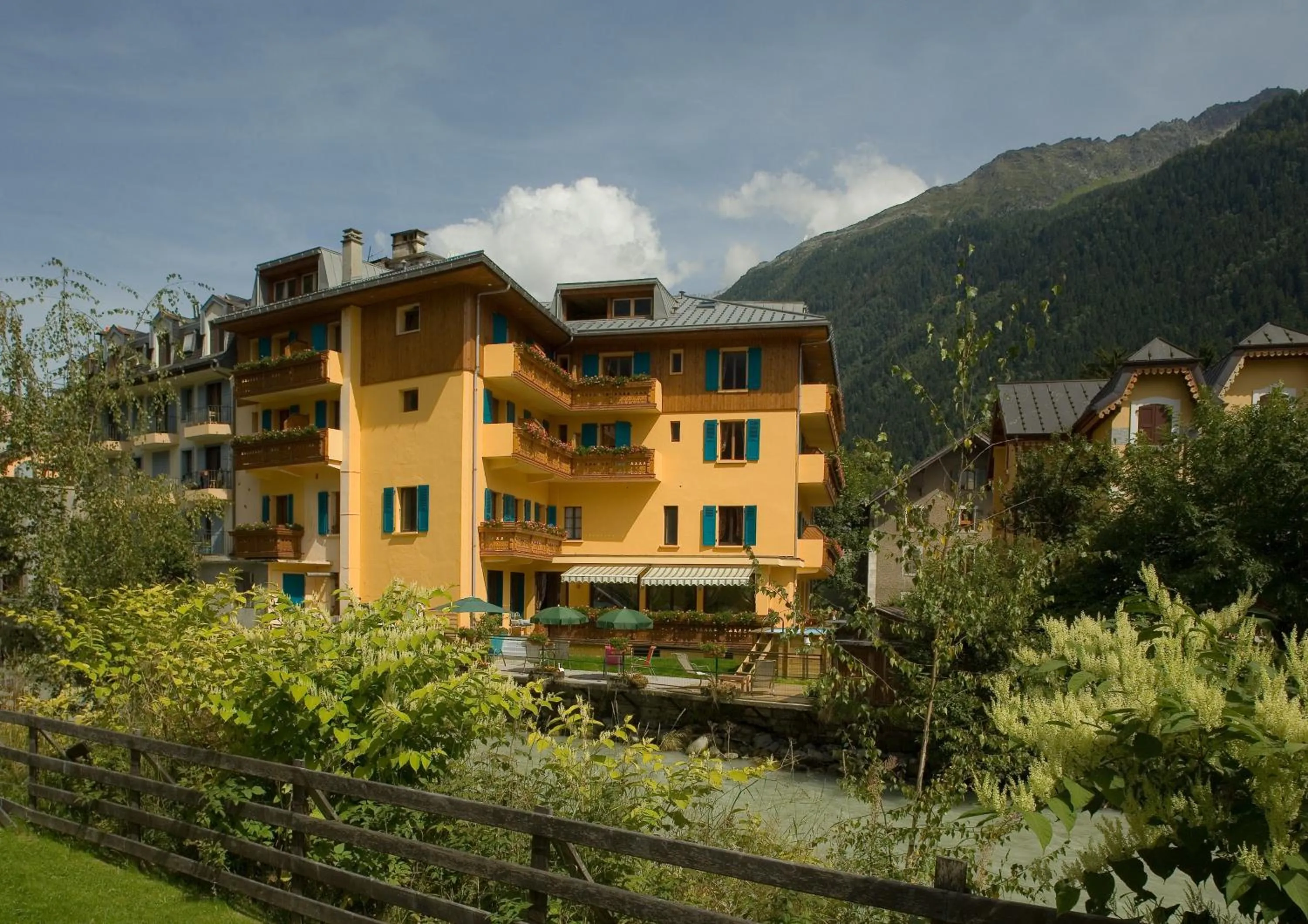 Property building in Les Gourmets - Chalet Hotel