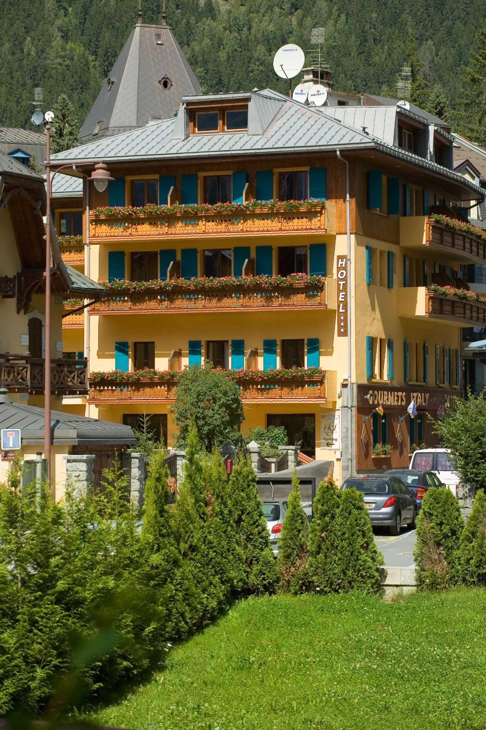 Property building in Les Gourmets - Chalet Hotel