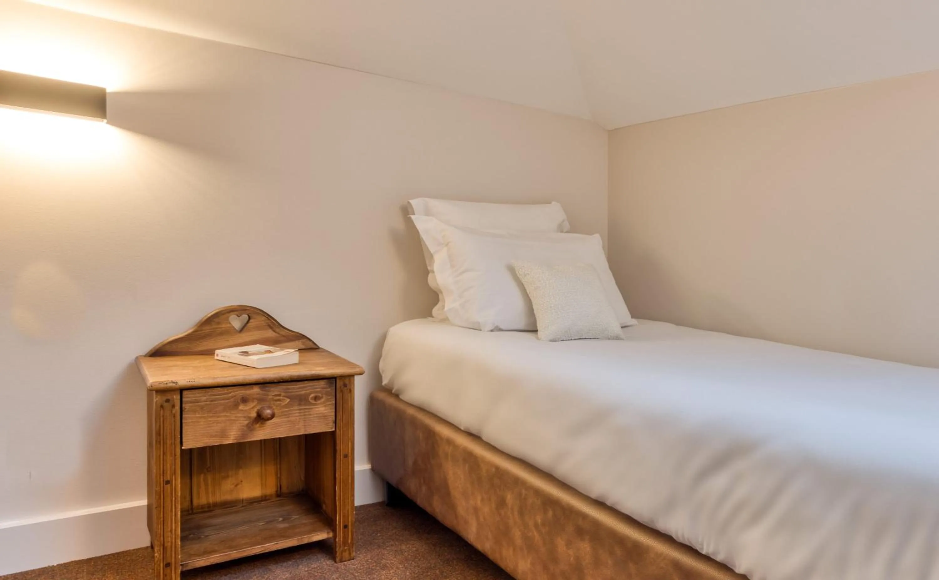 Bed in Les Gourmets - Chalet Hotel