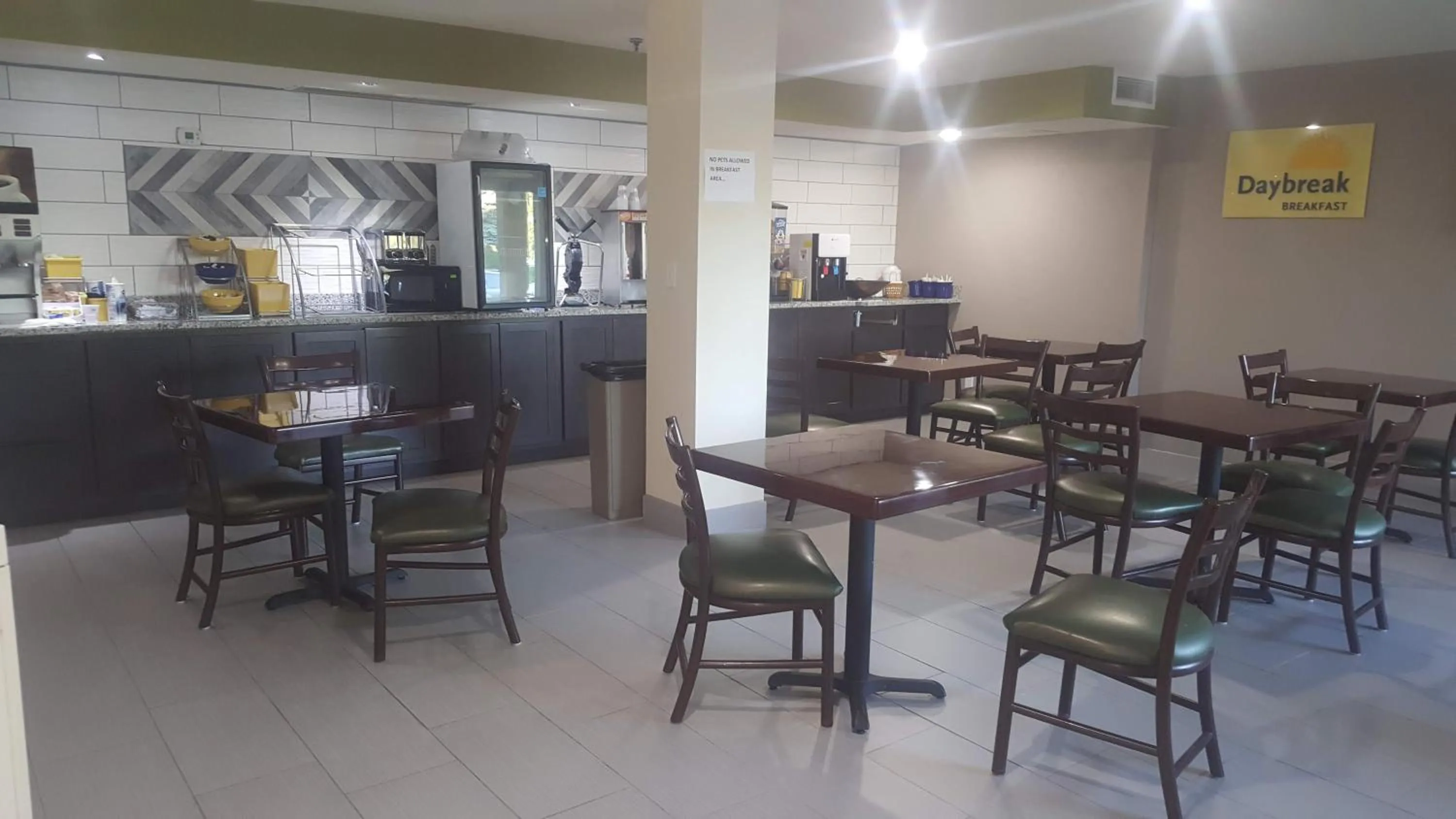 Breakfast in Days Inn by Wyndham West Des Moines - Clive