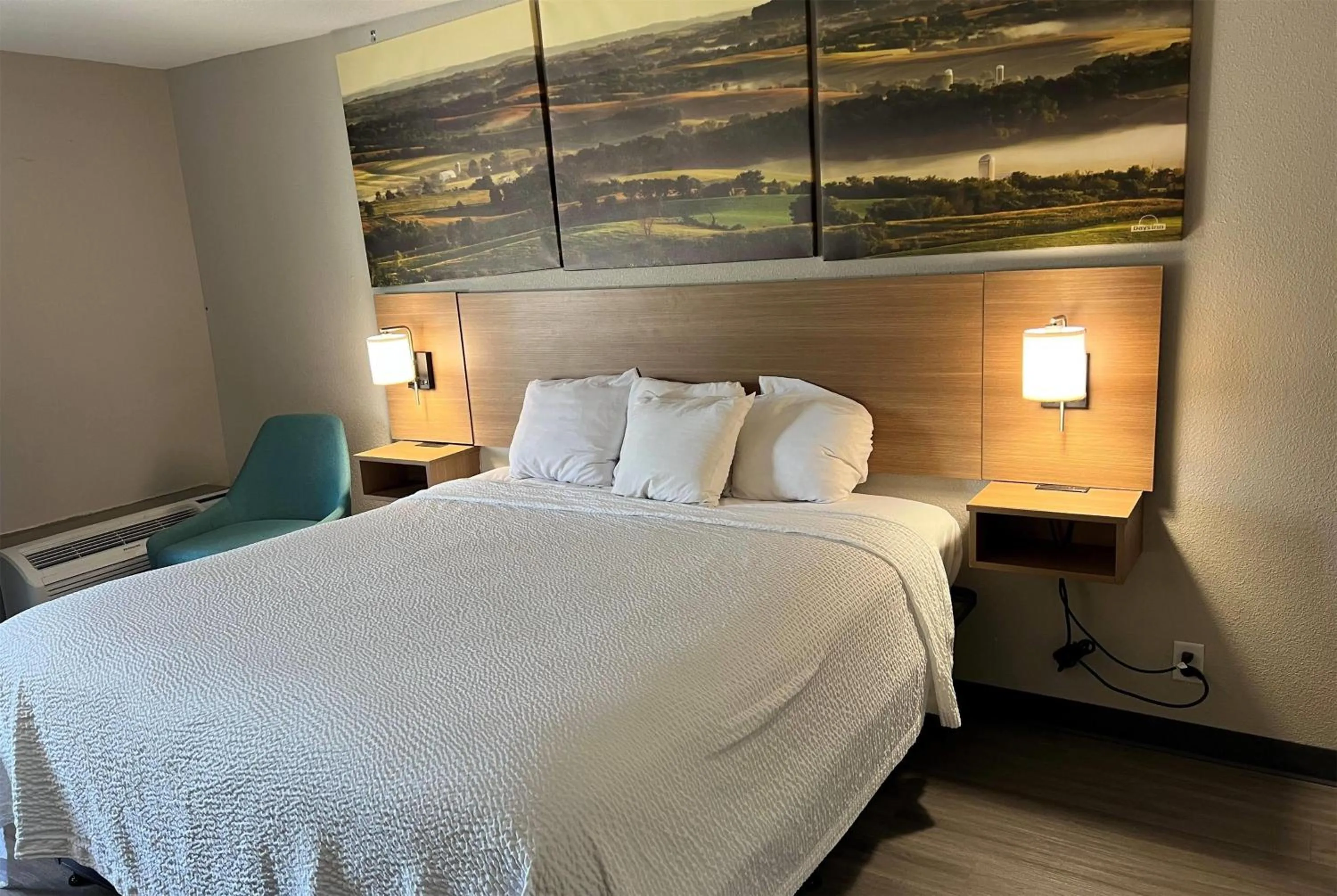 Photo of the whole room, Bed in Days Inn by Wyndham West Des Moines - Clive