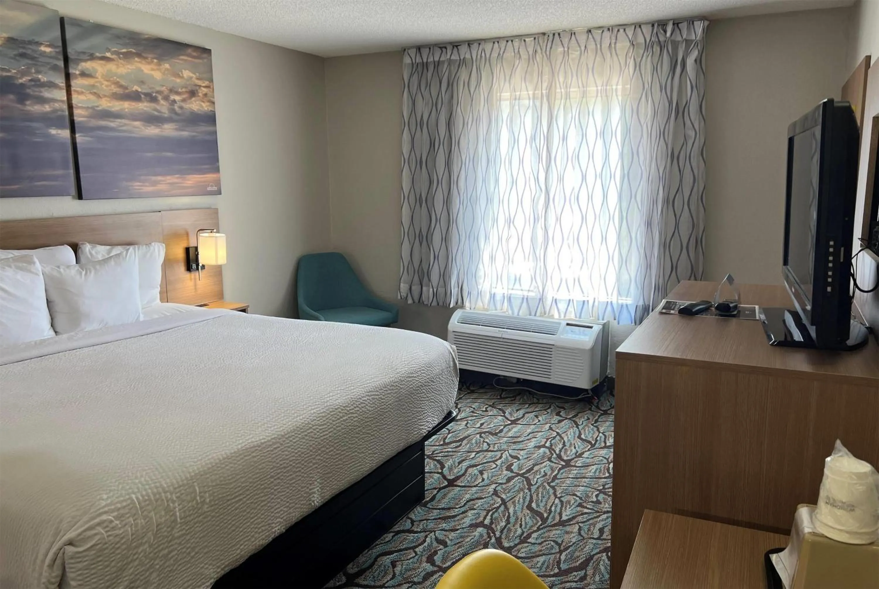 Photo of the whole room, Bed in Days Inn by Wyndham West Des Moines - Clive