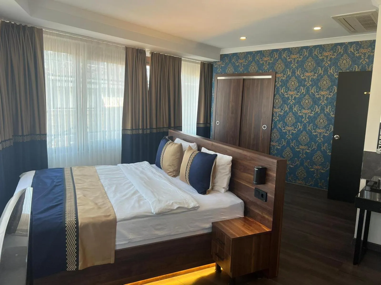 Photo of the whole room in Seven Dreams Hotel