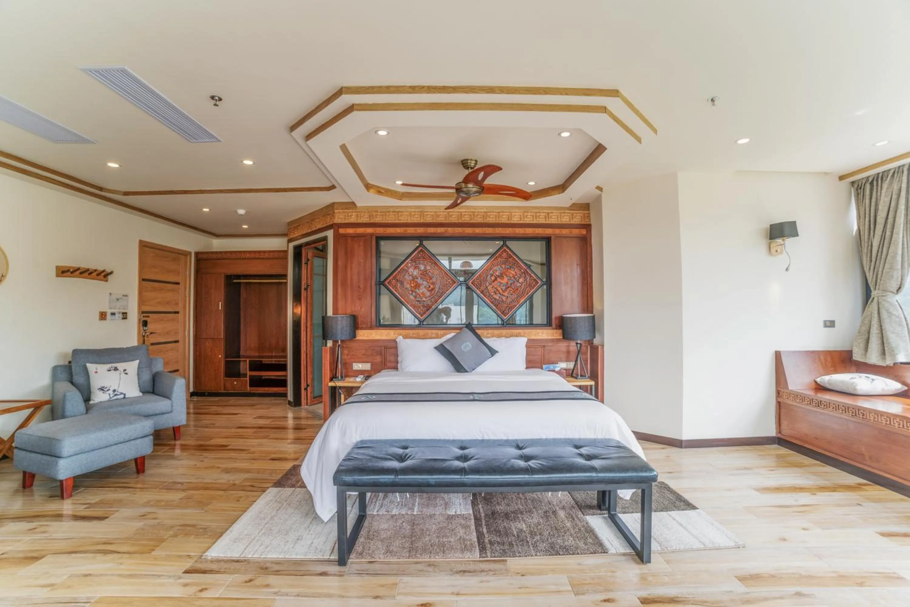 Photo of the whole room, Bed in The Bamboo Leaf Yangshuo