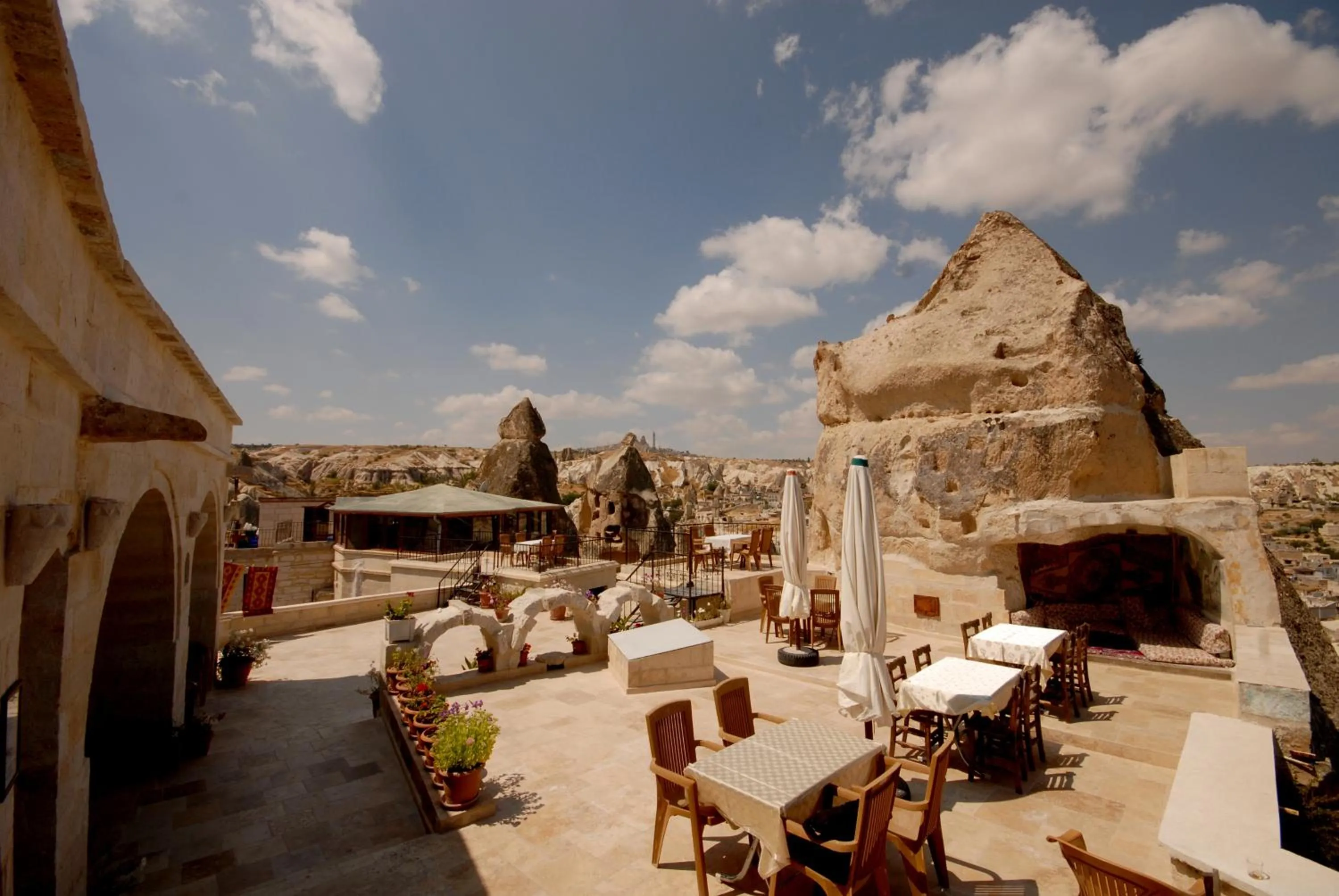Restaurant/places to eat in Arif Cave Hotel
