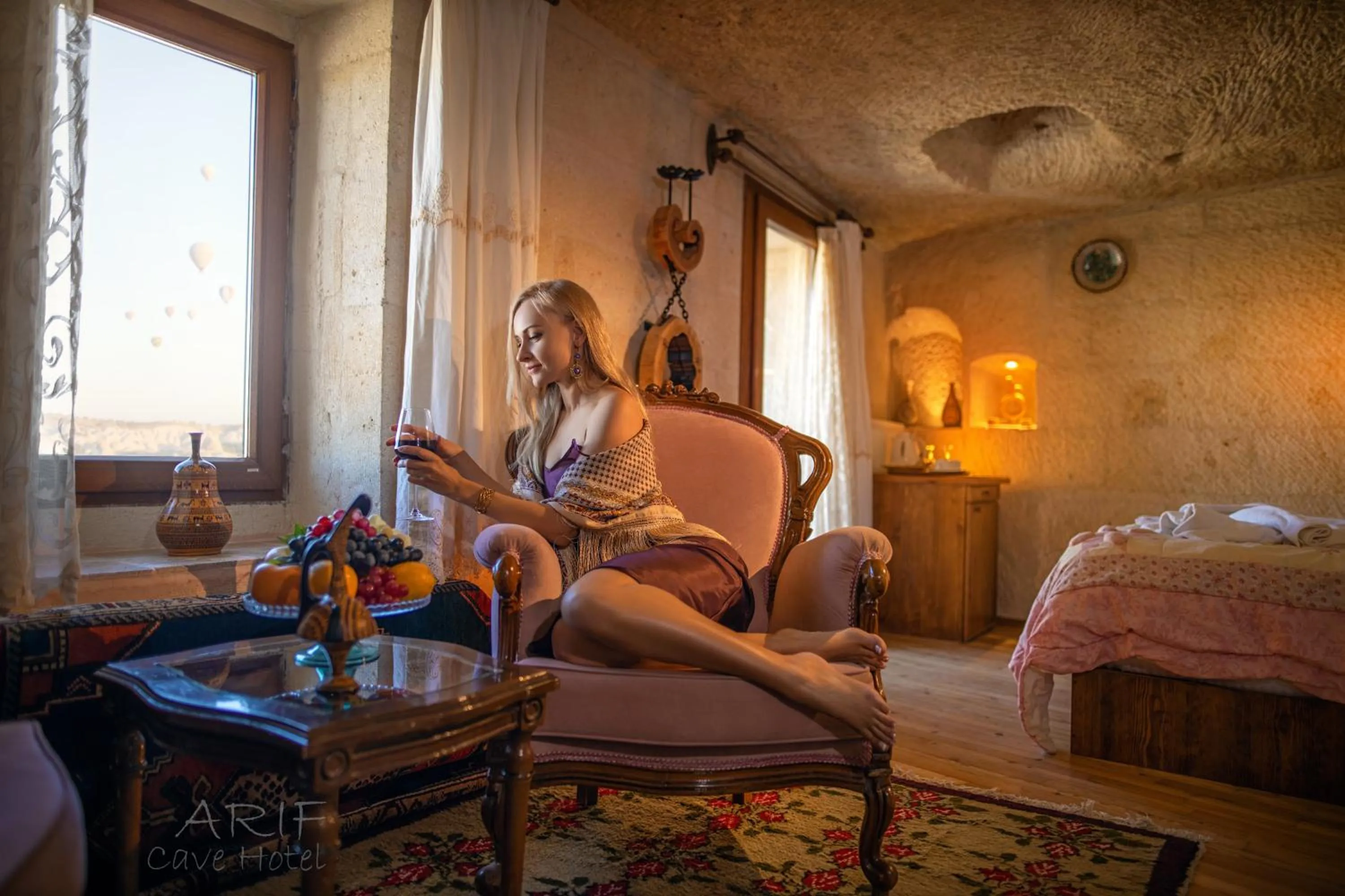 Seating area in Arif Cave Hotel