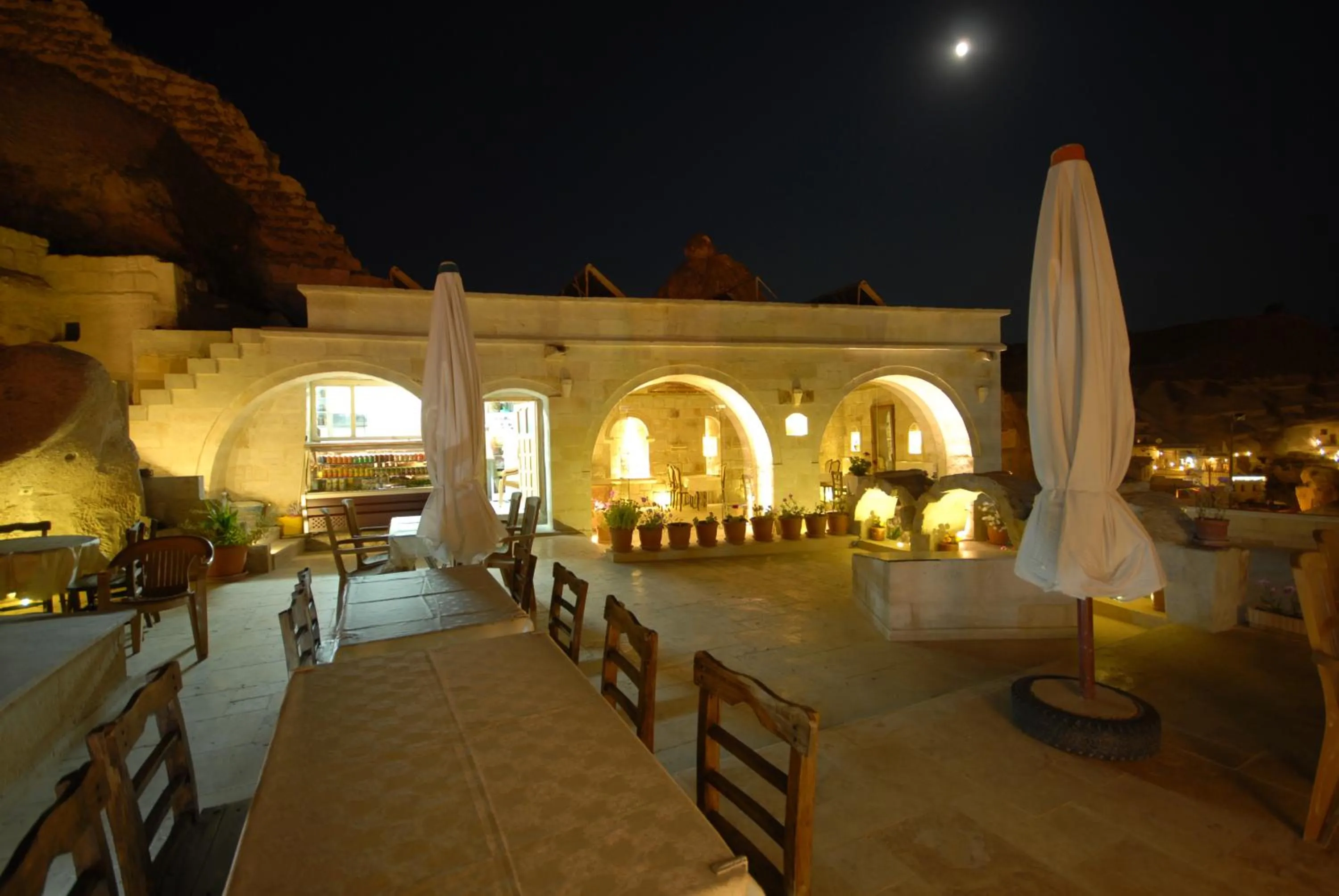 Restaurant/places to eat in Arif Cave Hotel
