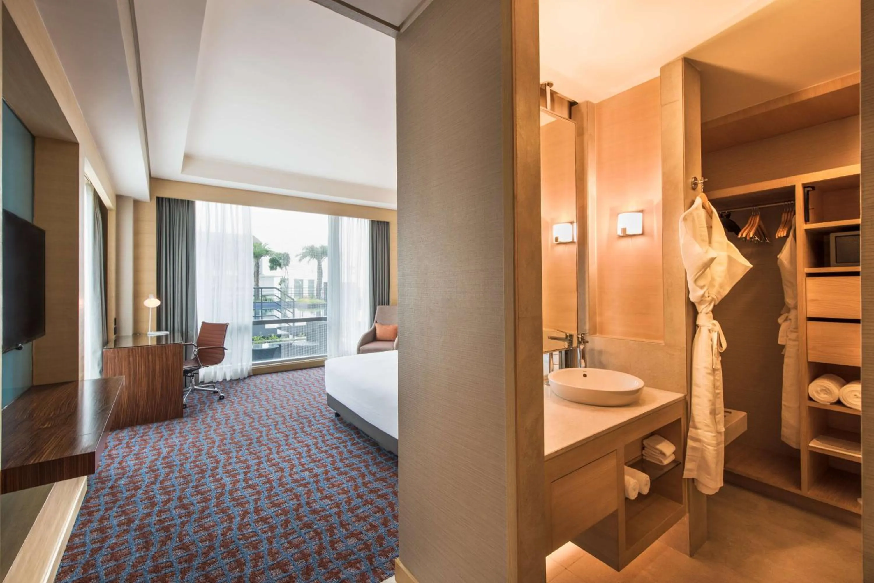Bathroom, Bed in Hyatt Regency Lucknow Gomti Nagar