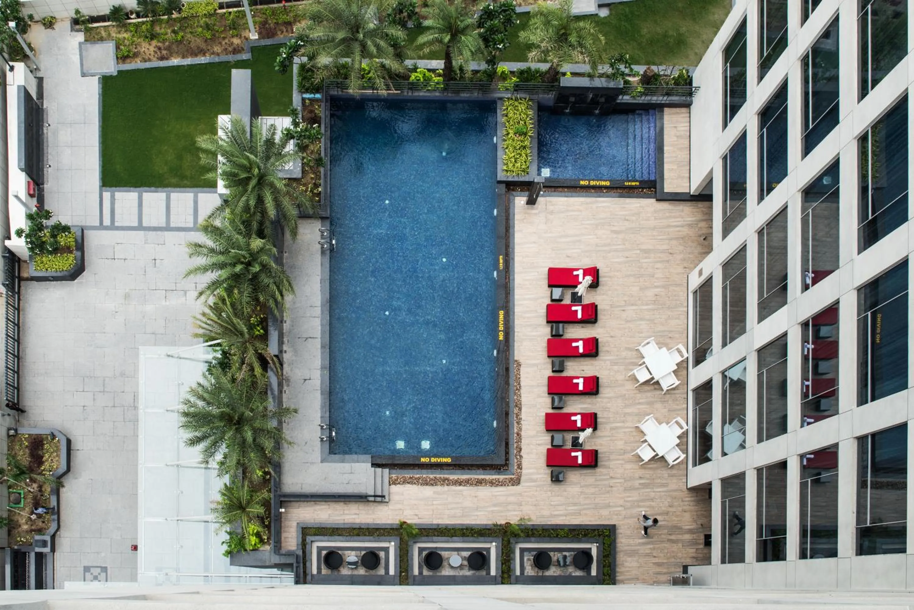 Swimming pool in Hyatt Regency Lucknow Gomti Nagar