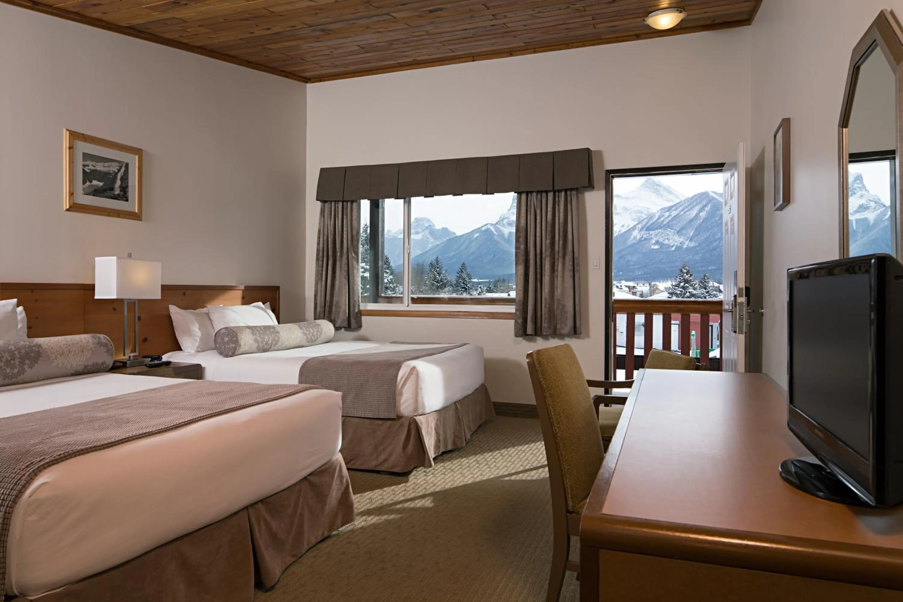 Photo of the whole room, Bed in Rocky Mountain Ski Lodge