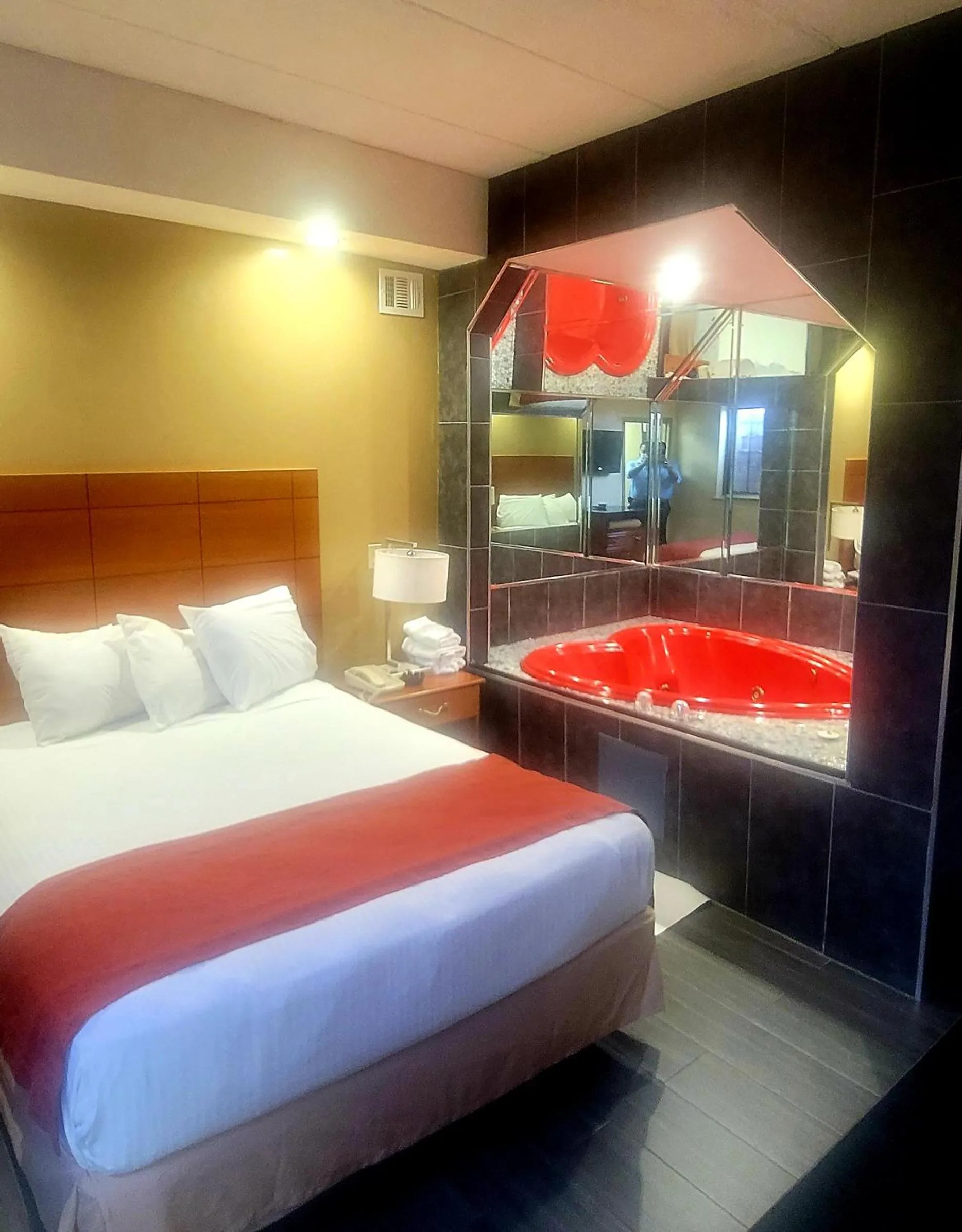 Hot Tub, Bed in Jets Motor Inn