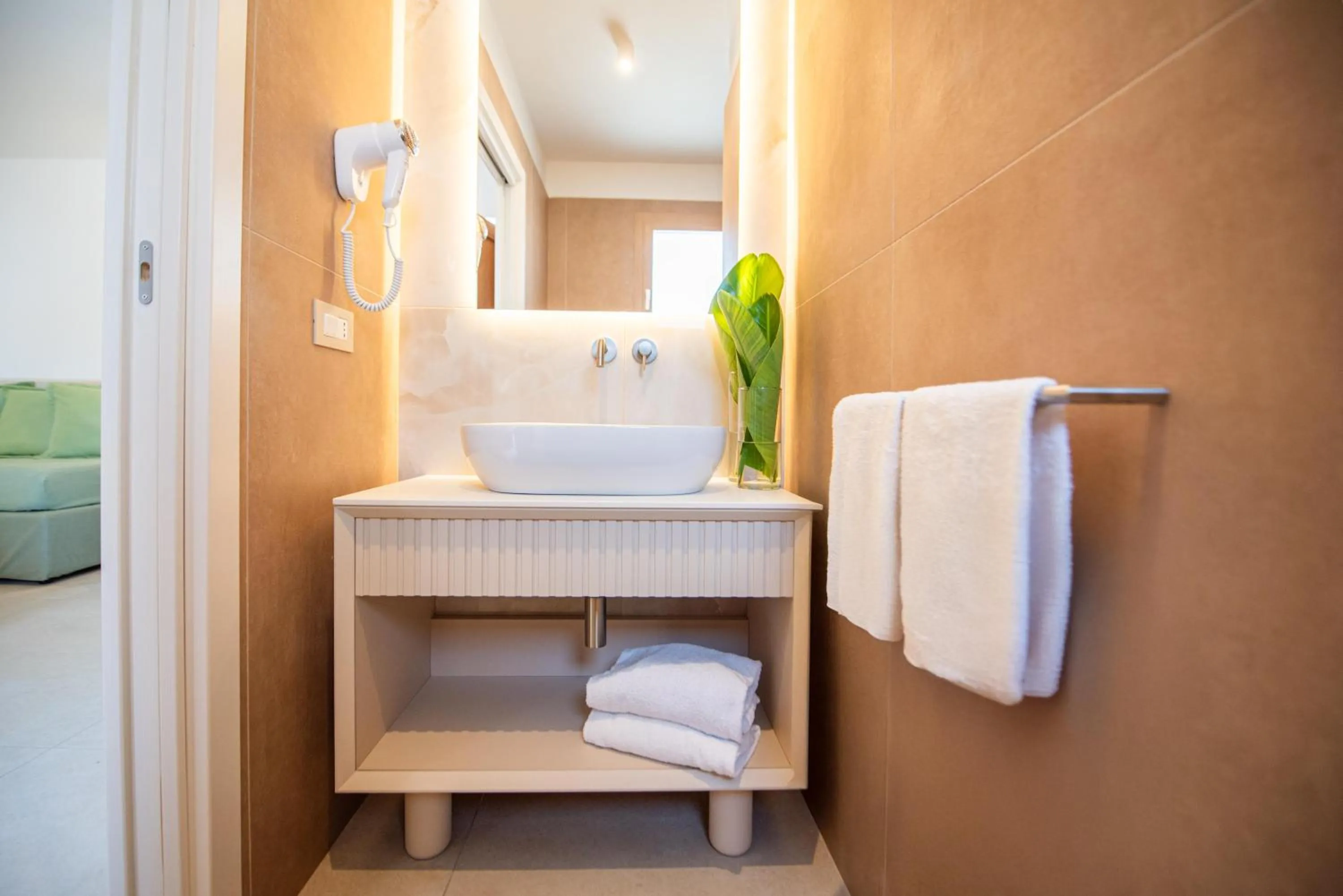 Bathroom, Bed in Riva Marina Resort - CDSHotels