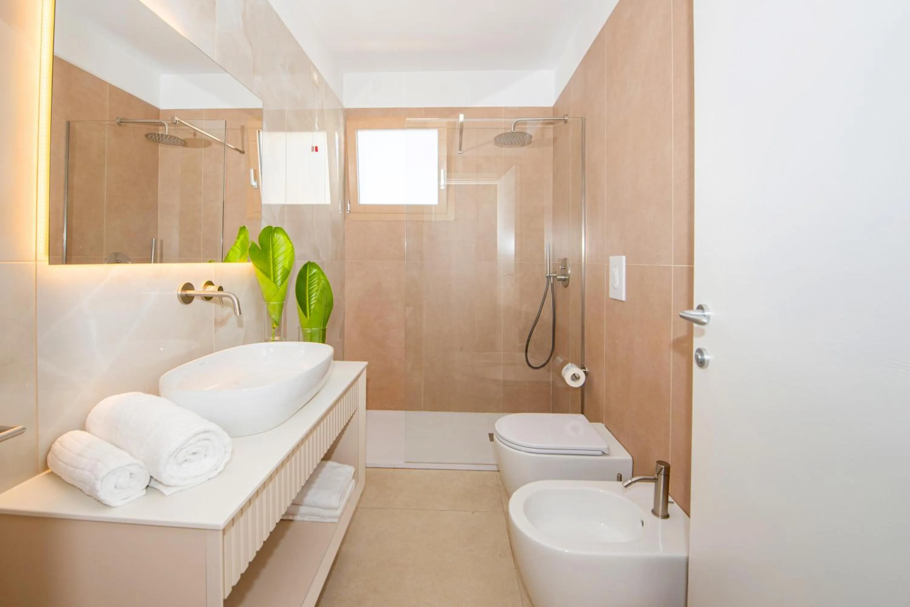 Shower in Riva Marina Resort - CDSHotels