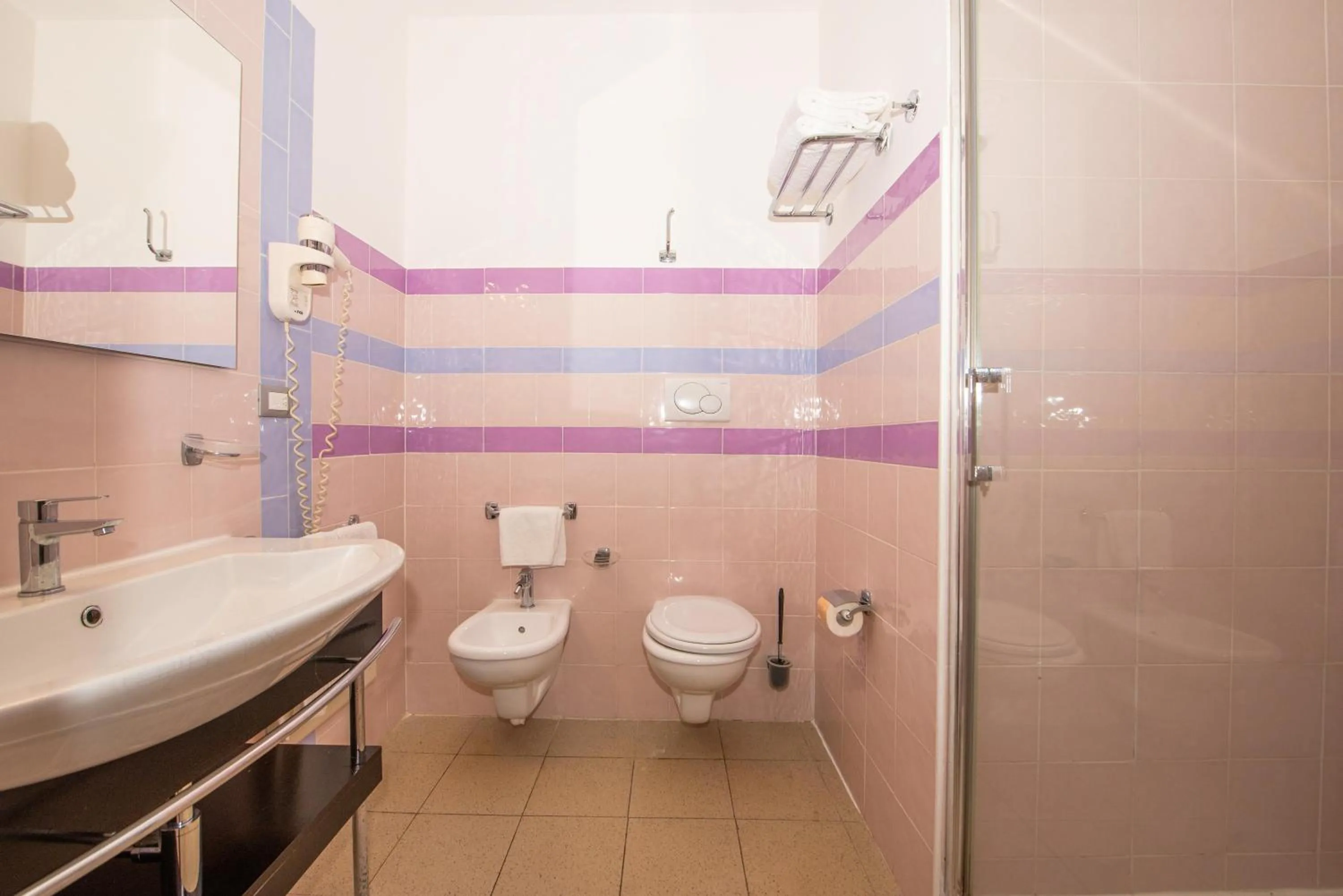 Shower in Riva Marina Resort - CDSHotels