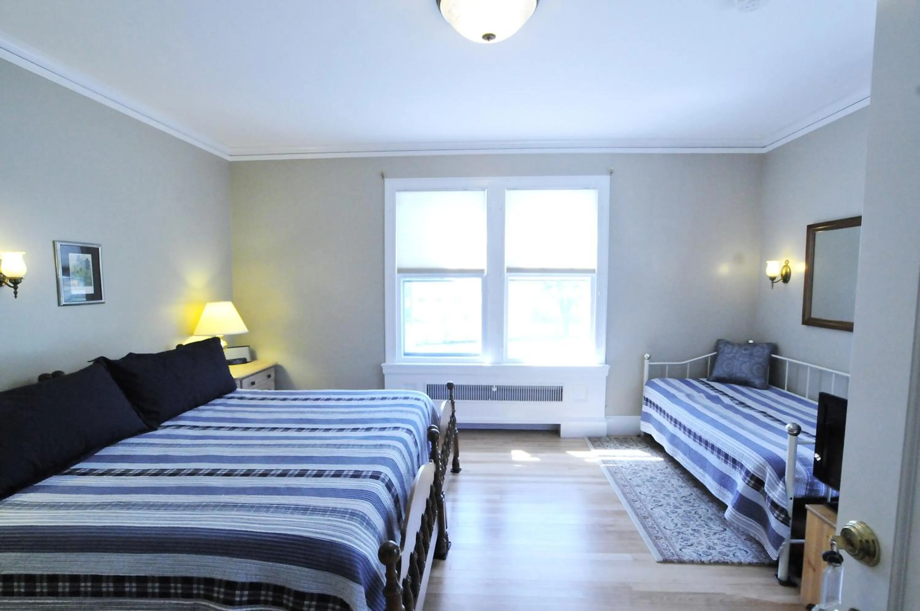 Bed in The Brewster Inn