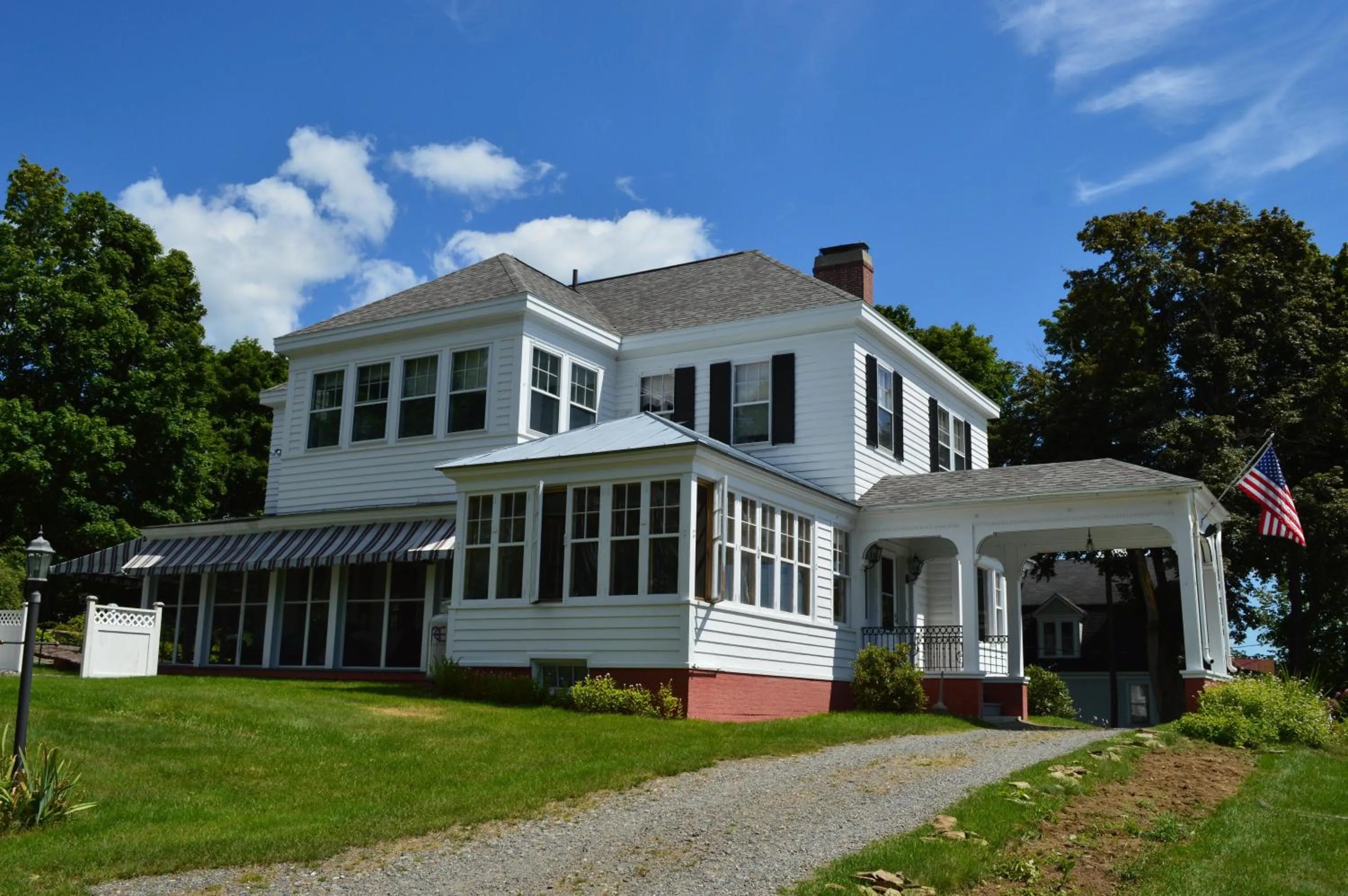 Facade/entrance in The Brewster Inn