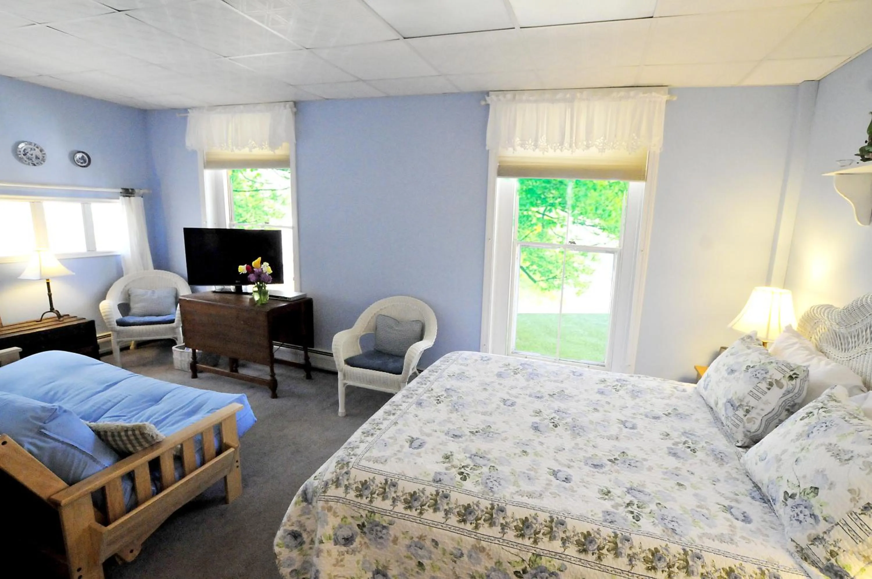 Bed in The Brewster Inn