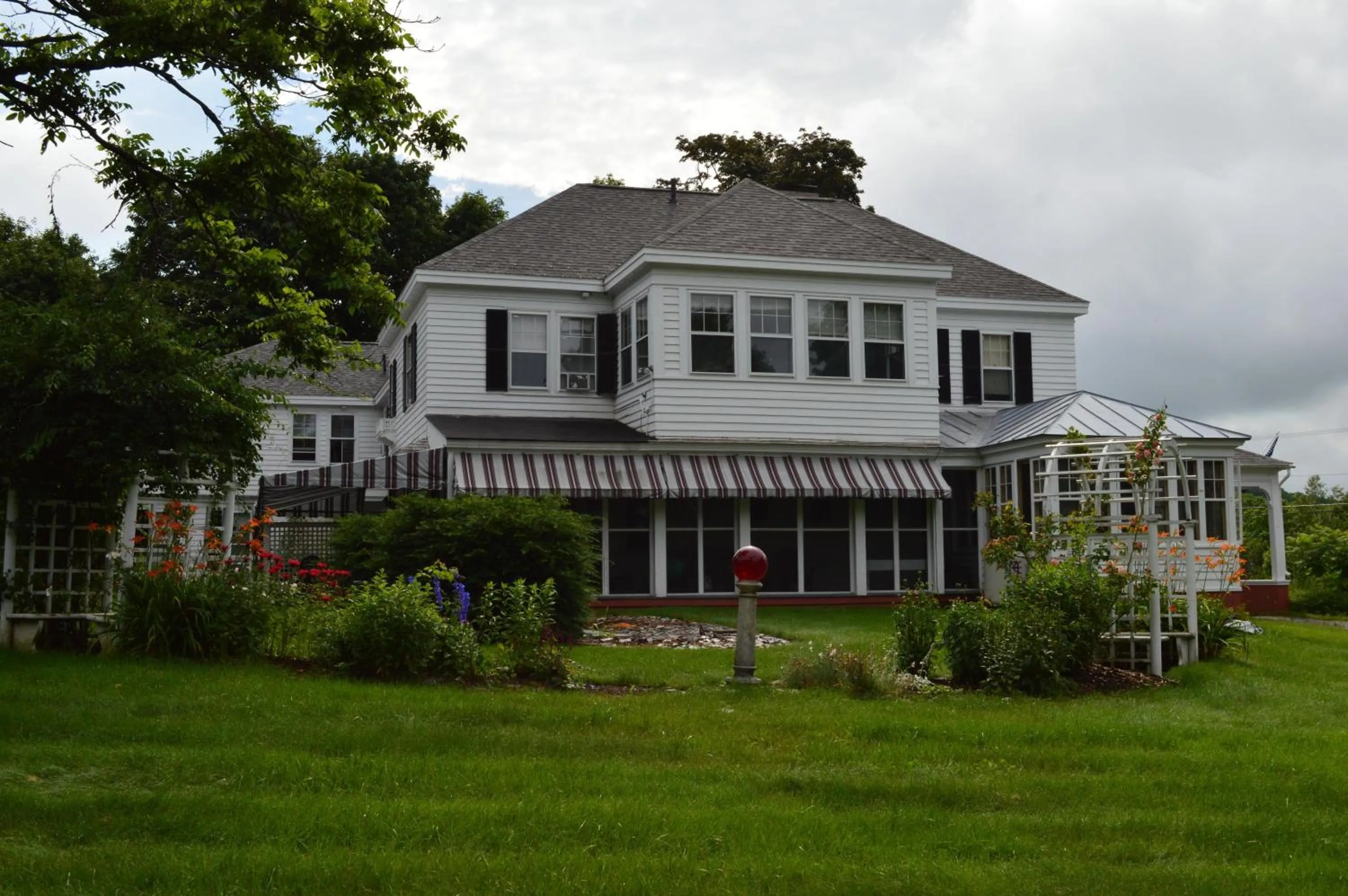 Facade/entrance in The Brewster Inn
