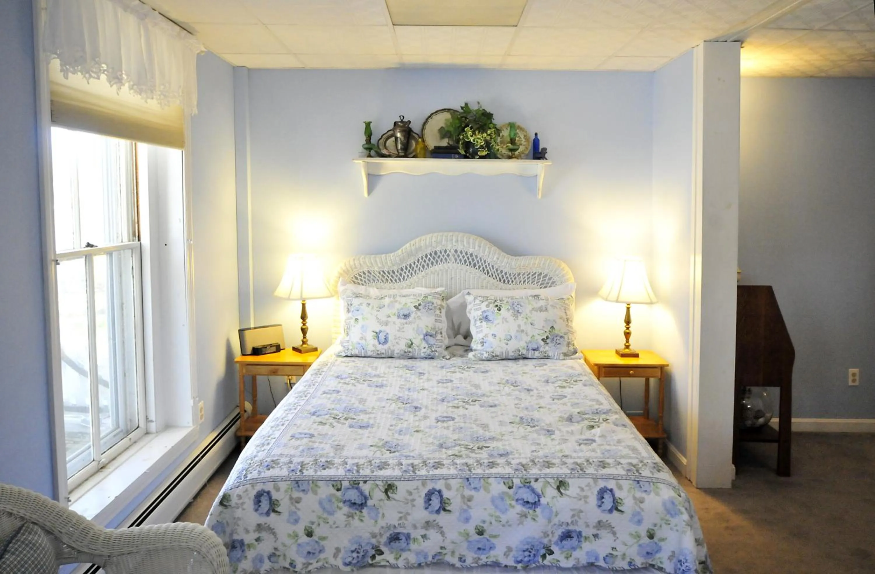 Bed in The Brewster Inn