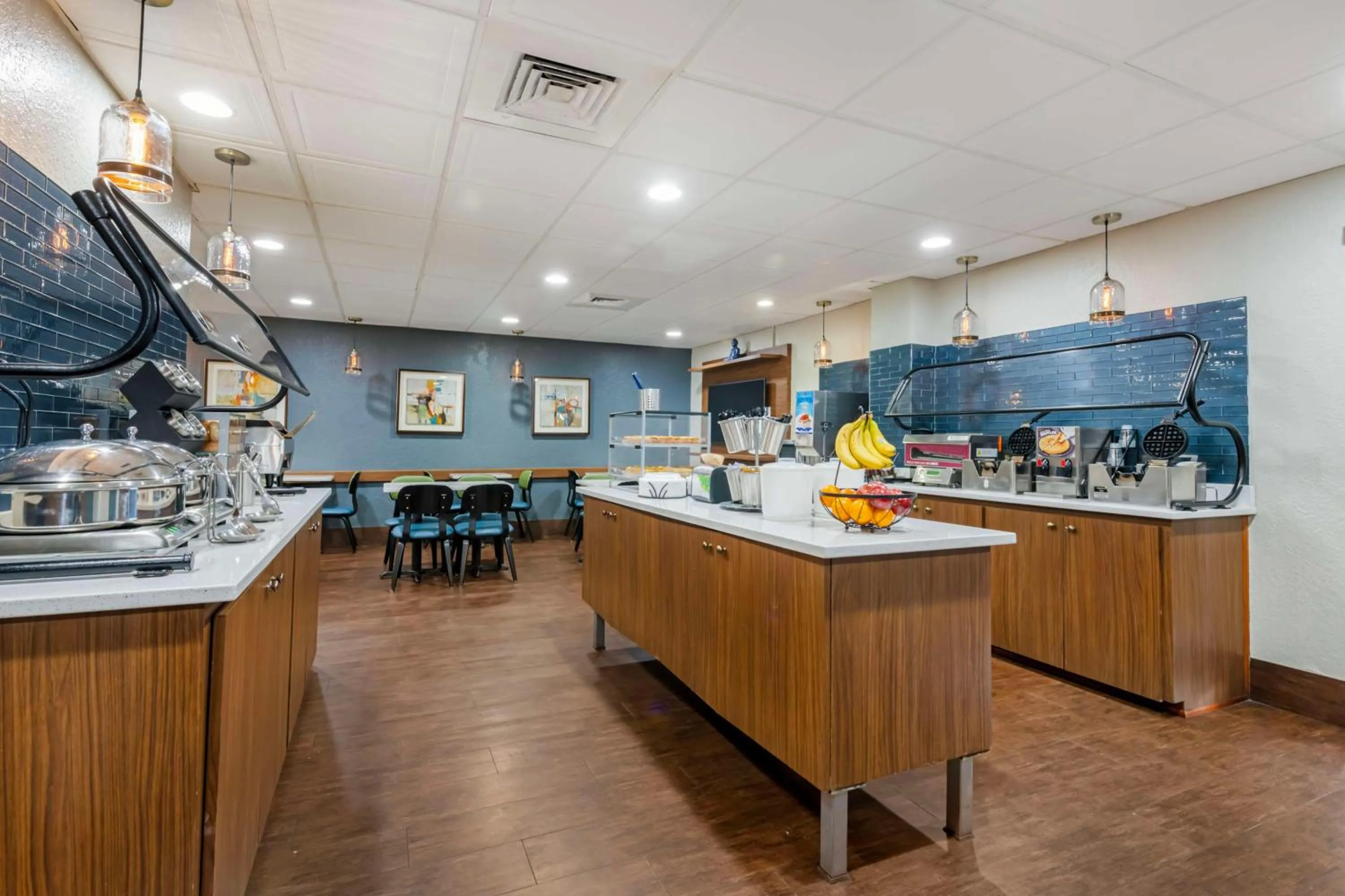 Breakfast in Best Western Plus Universal Inn - Free Shuttle to Universal Studios!