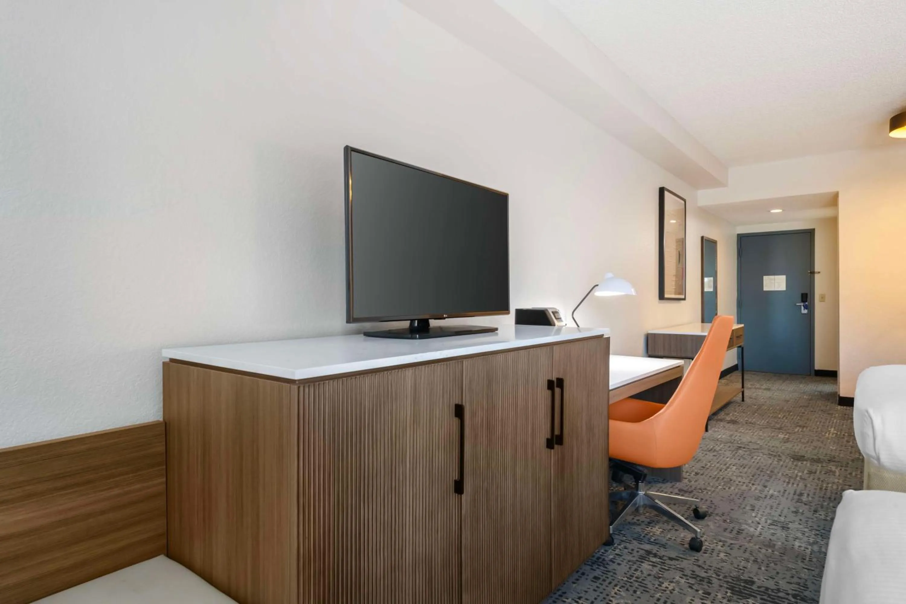 Bedroom in Best Western Plus Universal Inn - Free Shuttle to Universal Studios!